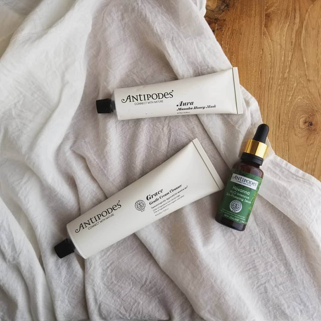 neokazumiのインスタグラム：「﻿ Antipodes﻿ @antipodesskincare  先日載せたオーラマヌカハニーマスクに続き ﻿ クリームクレンジングの﻿ グレースジェントルクリームクレンザー﻿ ﻿ 美容液のサボナプランプセラム﻿ ﻿ も使用しております﻿ ﻿ 肌がみるみる本来の姿に戻っていくような﻿ なんか不思議な感覚で﻿ キメも整ってくるし赤みも引いて鎮静される﻿ なんならシミにもシワにも効く気がする、、！﻿ ﻿ ケミカルな原材料のコスメしか使ったことない私にはとても新鮮でしかも効果を感じられて﻿ しばらくラインで使ってみようと思います﻿ ﻿ コスメキッチンで購入できるけど﻿ 全店舗に入ってる訳ではなさそう﻿ ﻿ Webだとある程度揃ってるぽい﻿ ﻿ 追加で購入したものもあるのでしつこいほどにまた載せたいと思います﻿ ﻿ #アンティポディース#antipodes#コスメキッチン#オーガニック#オーガニックコスメ#エイジングケア」