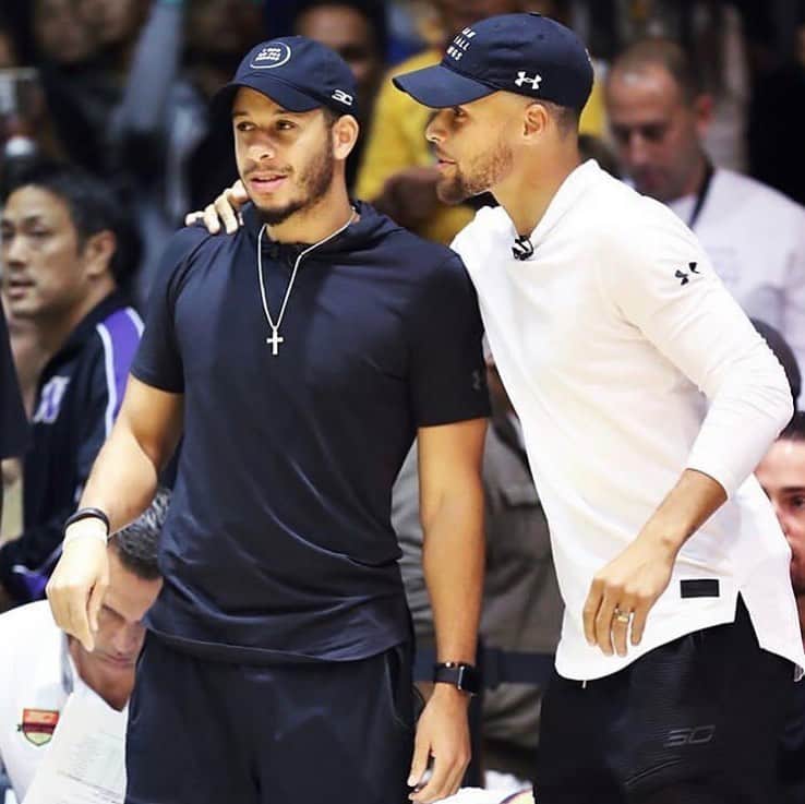Under Armour Basketballさんのインスタグラム写真 - (Under Armour BasketballInstagram)「Put the brotherly love on hold. ⏯ @stephencurry30 and @sdotcurry become the first siblings to square off in a conference final series. 🤝」5月15日 9時01分 - uabasketball