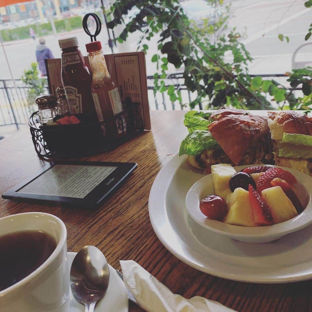 マシュー・チョジックさんのインスタグラム写真 - (マシュー・チョジックInstagram)「😋🍓 #ロサンゼルス の #朝食 #breakfast in #LA #アメリカン緑茶」5月15日 9時07分 - matthew_chozick