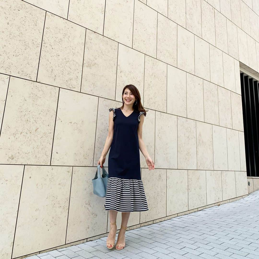 吉田美紀さんのインスタグラム写真 - (吉田美紀Instagram)「・ ボーダー使いが可愛いワンピースは 長めの着丈で大人可愛く着られる一枚。 ・ 縦長のシルエットで着やせ効果も狙えます👍 ・ onepiece→#lialapg sandal→#pippichic  bag→#hermes ・ #onepiece #dress #summerdress #coordinate #outfit #ootd #look #style #fashion #wardrobe #instagood #instafashion #ママコーデ #ママコーディネート #ママファッション #コーディネート #ファッション #ファッションコーデ #ボーダー #ボーダーコーデ #ボーダーワンピ」5月15日 9時18分 - miki__yoshida