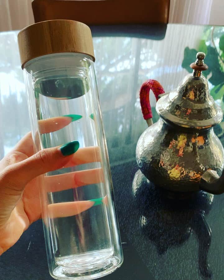 HiRAO INCのインスタグラム：「. 毎日の白湯  圧倒的に水をのんでなかった私。  朝1杯白湯からはじまり、800ccを目安に一日かけてのみ始め、そのほか常温水も含めてトータル1-2リットルぐらい飲むように意識しはじめてから、身体の調子が劇的に良くなった。  特に腸は柔らかくなったし、婦人科の悩みも解決。 老廃物や毒素を溜めずに出すって、ホント、大切なんだなと、身をもって実感。  エルカフェ @ellecafejapan のTEA BOTTLEは二重構造で保温効果もあり、蓋もできて携帯可能！白湯活に最適です。450ccはいるし、ほんとに便利。 「マイボトルを持つ事」は、手軽に個人ができるSDG'sの活動 と @beautylibrary_official さんにも紹介してくれました。ほんと、そうですね。  週に1度は、レモン水🍋でファスティングするとなおよしとも言われたから、それは出来る範囲でボチボチスタートかな。  どこで買えるの？という質問を頂きました。 ELLE CAFEのウェアサイトや、青山の店舗にて購入可能です！  #ellecafe #sdgs」