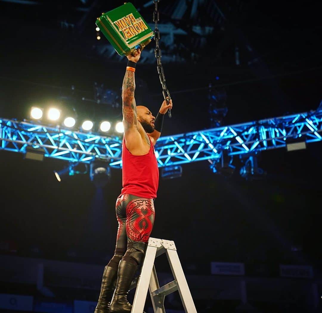 WWEさんのインスタグラム写真 - (WWEInstagram)「And just like that... @kingricochet climbs the ladder and stands tall over the four #SDLive competitors!  Will Ricochet stand tall at #MITB?」5月15日 9時40分 - wwe