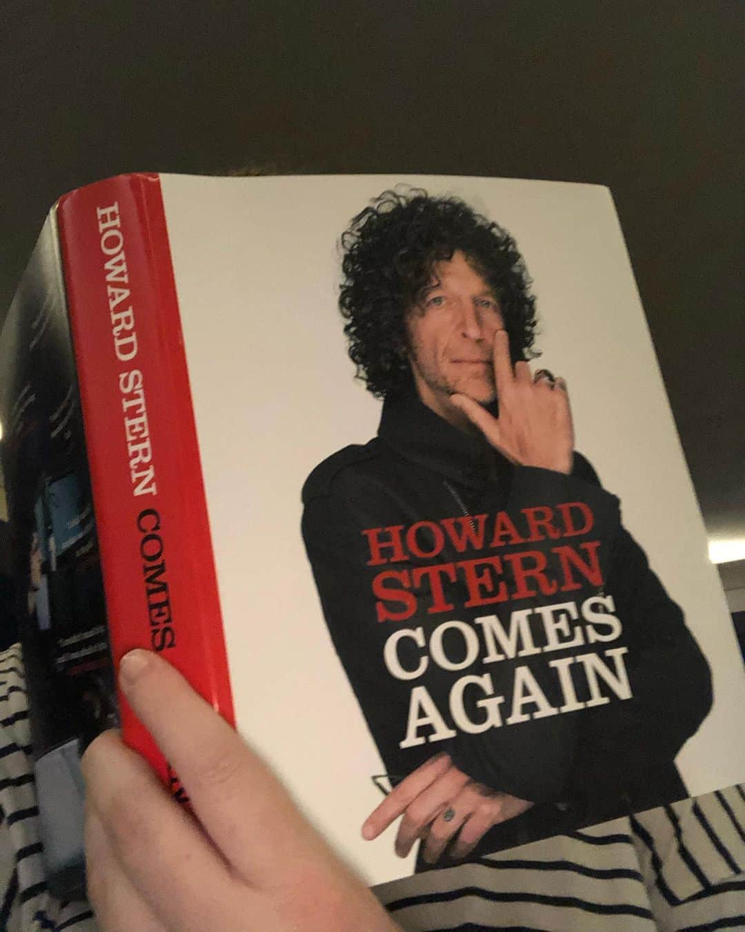 エイミー・シューマーさんのインスタグラム写真 - (エイミー・シューマーInstagram)「Fully neglecting a newborn to read #howardsterncomesagain it’s out now!!! @sternshow」5月15日 9時40分 - amyschumer