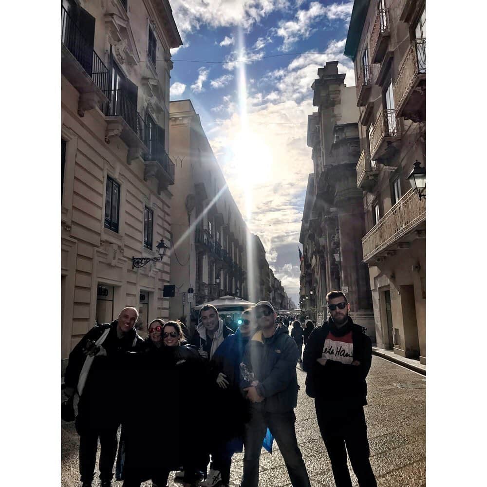 トーレイ・デヴィートのインスタグラム：「Flying to Italy with my sister and cousin to meet our Italian cousins has been one of the best experiences I have ever had! So much love and laughter! ❤️🇮🇹 #Palermo #Sicily #italy」