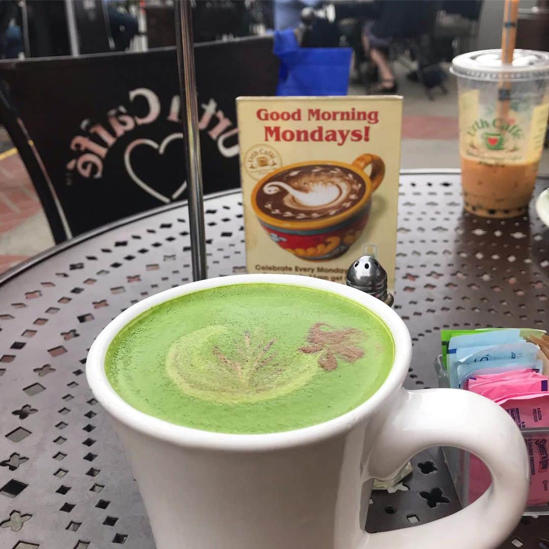 RIEHATAさんのインスタグラム写真 - (RIEHATAInstagram)「"Rising Sun Matcha Latte"☕️🍀 do we have this in Japan?🤔 Matcha latte➕chocolate➕espresso 🤤mmm it's soooooo good.👌 #UrthCafe #LA #nomakeupdontcare🙄😍」5月15日 9時43分 - riehata