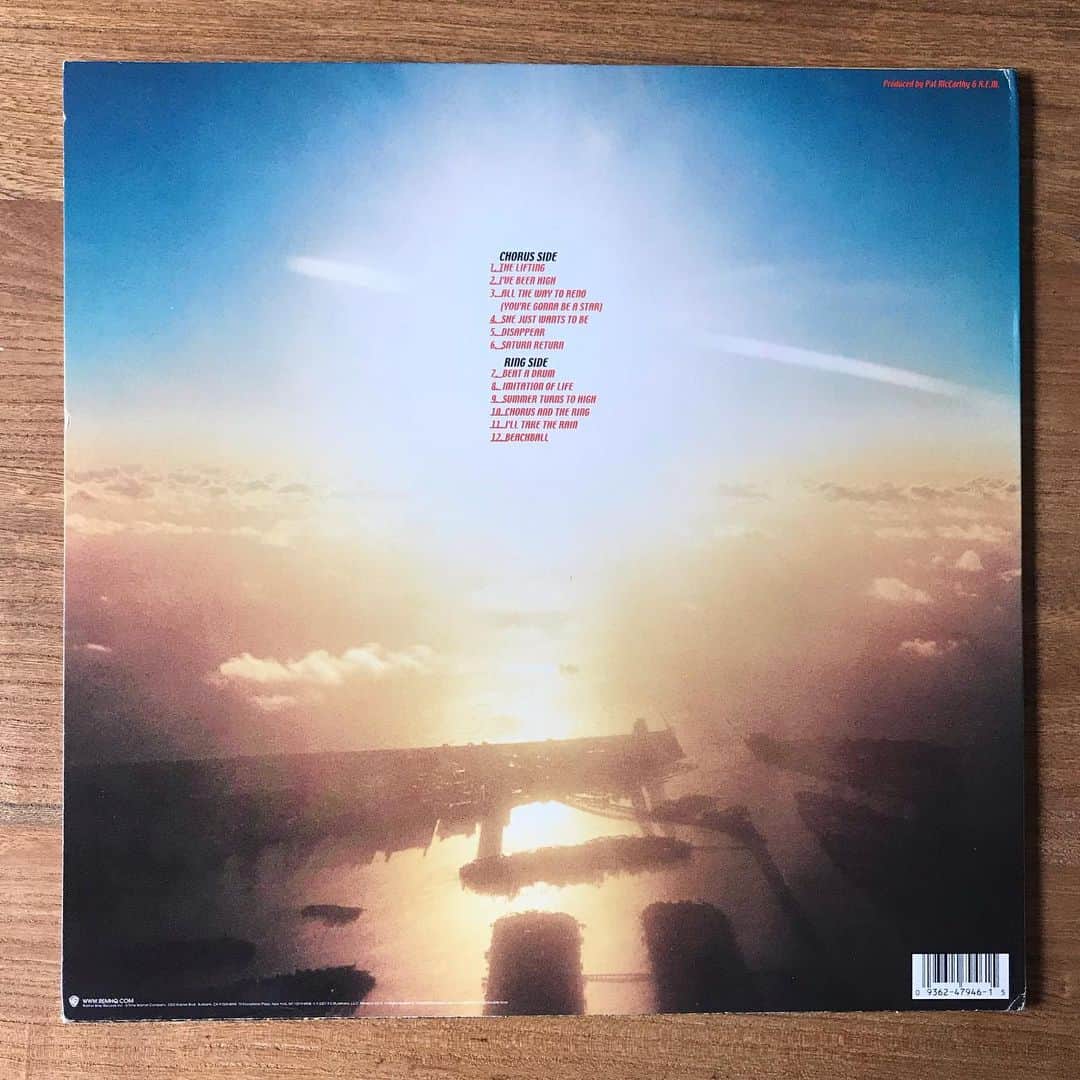 山田稔明さんのインスタグラム写真 - (山田稔明Instagram)「2001年5月14日にリリースされたR.E.M.の12枚目のアルバム、18年経った。3人になったR.E.M.のなかでベスト作はこれで間違いない。いつ聴いても優しい。ライフタイム・フェイバリット。 #朝一番に聴くレコード #rem_collections」5月15日 9時48分 - toshiakiyamada