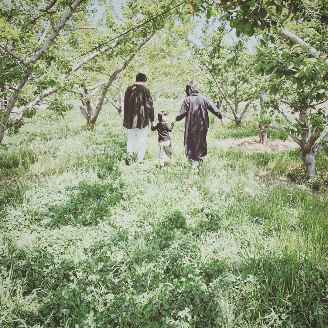 Yuiさんのインスタグラム写真 - (YuiInstagram)「. 萌黄芽吹く果樹園の中 今年は3人手をつないで @ikka_riri」5月15日 9時51分 - ___helium