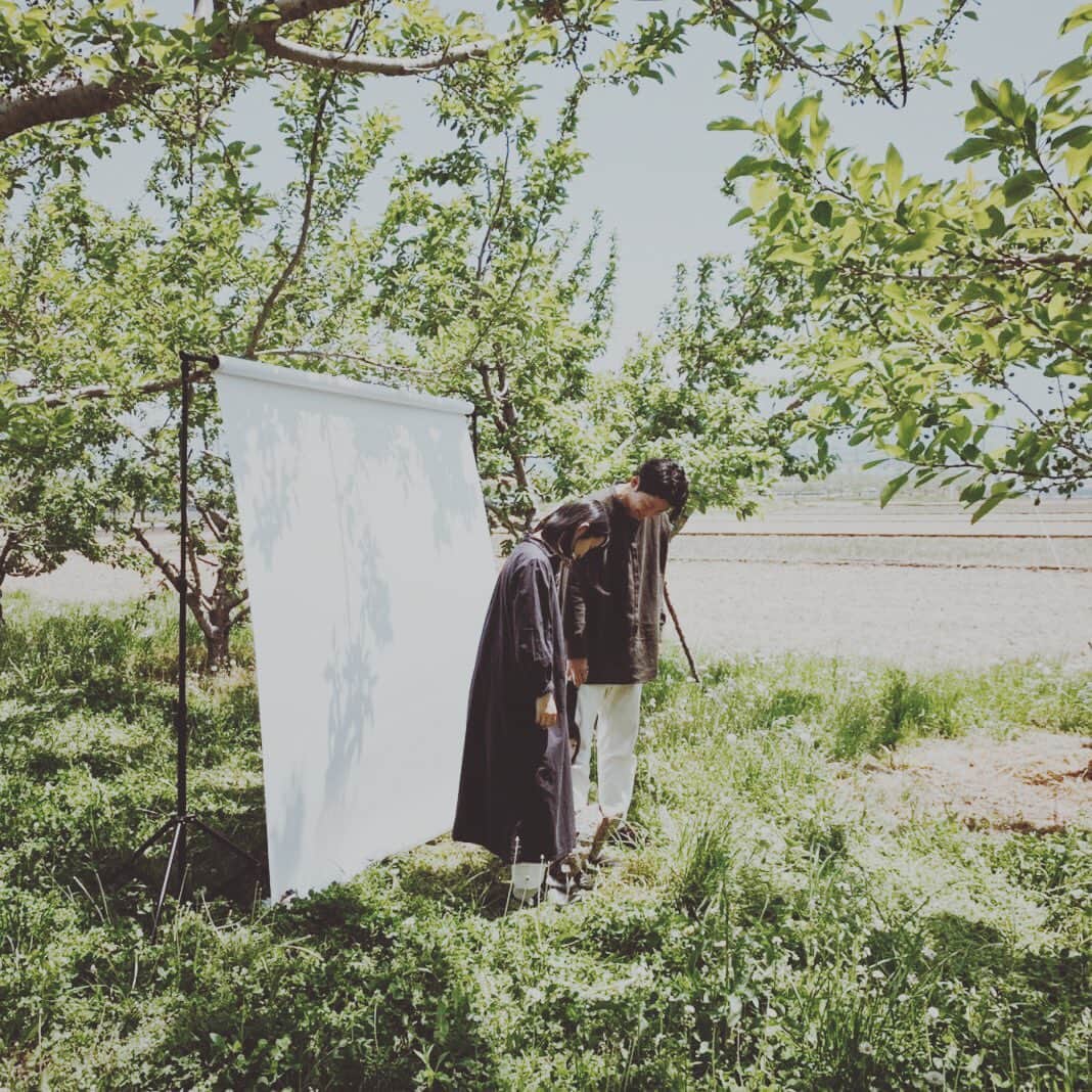 Yuiのインスタグラム：「. 萌黄芽吹く果樹園の中 今年は3人手をつないで @ikka_riri」