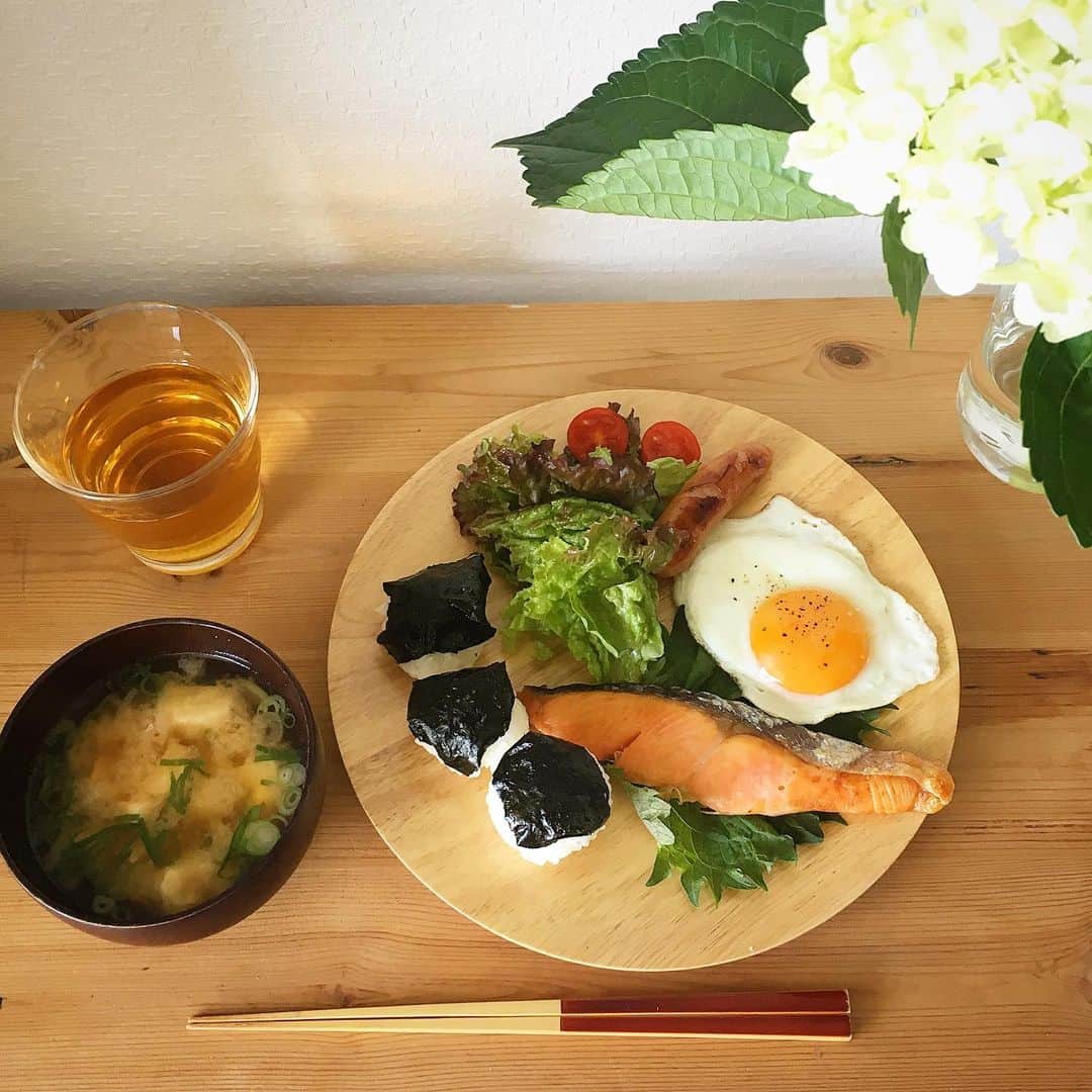 ecruのインスタグラム：「2019/05/15 (tue) 朝、窓を開けると、新芽の匂いがしました🌱 日毎に、山の緑が鮮やかになっていくのを感じます。 ・ 昨日はレッスン後、久しぶりにデパ地下へ。 美味しいパンを買っていましたが、昨晩息子はお友達と外食だったので、朝は和食にしました。 ・ 引越しの片付けは全然終わってませんが、今日は久しぶりにお菓子を焼きます♡ ・ #gon_food #朝ごはん  #food #foodpic #foodphoto  #朝食  #instafood #instagood #yummy #love #japan #japanesefood  #thankyou #onthetable #日々 #暮らし #和食 #breakfast  #うつわ ＃紫陽花」