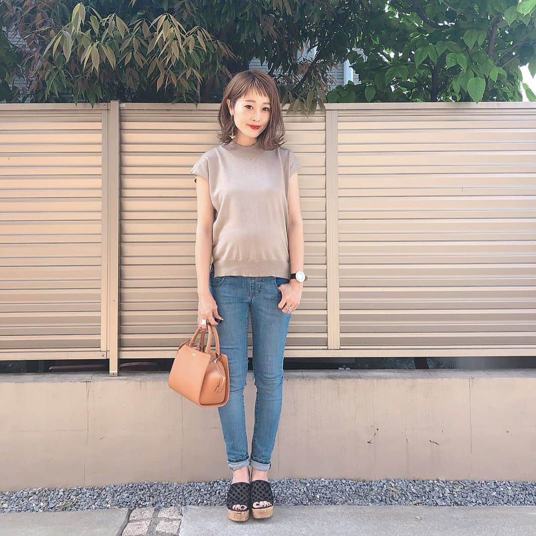 Kikuno Sayumiさんのインスタグラム写真 - (Kikuno SayumiInstagram)「〻simple code〻 ・ ・ ・ デニムにノースリニットのシンプルスタイル𓍯 ・ 小物で大人っぽく。 ・  @titivatejp の#ベーシックフレンチスリーブライトニット は形がめっちゃキレイ！こういう形脇肉見えないから好き🤤 ・ 色はベージュだよ。 ・ バッグは @mosselnewyork の。色味とちっちゃいサイズ感がお気に入り☺︎ショルダー付きで便利◎ ・ これ一個持つだけでコーデが洗練される気がする✧* ・ ・ ・ tops▶ @titivatejp bottoms▶ @uniqlo piece▶ @memie_0108 bag▶ @mosselnewyork shoes▶ @shoesincloset_official ・ ・ ・ #ファッション#コーデ#fashion#ママ#ママコーデ#ponte_fashion #プチプラコーデ#大人カジュアル#ヘアアレンジ#大人可愛い#ジユジョ#マタニティデニム#マタニティウルトラストレッチジーンズ #패션스타그램#옷스타그램#오오티디#シンプルコーデ#158cmコーデ #158cm #マタニティコーデ#titivatestyle #妊娠7ヶ月#titivate#ティティベイト#mosselny#mosselnewyork#モシェルニューヨーク#モシェル#シュークロ」5月15日 10時01分 - sayumikikuno