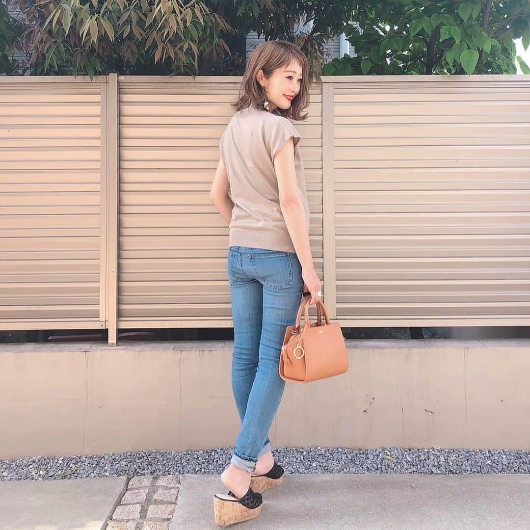 Kikuno Sayumiさんのインスタグラム写真 - (Kikuno SayumiInstagram)「〻simple code〻 ・ ・ ・ デニムにノースリニットのシンプルスタイル𓍯 ・ 小物で大人っぽく。 ・  @titivatejp の#ベーシックフレンチスリーブライトニット は形がめっちゃキレイ！こういう形脇肉見えないから好き🤤 ・ 色はベージュだよ。 ・ バッグは @mosselnewyork の。色味とちっちゃいサイズ感がお気に入り☺︎ショルダー付きで便利◎ ・ これ一個持つだけでコーデが洗練される気がする✧* ・ ・ ・ tops▶ @titivatejp bottoms▶ @uniqlo piece▶ @memie_0108 bag▶ @mosselnewyork shoes▶ @shoesincloset_official ・ ・ ・ #ファッション#コーデ#fashion#ママ#ママコーデ#ponte_fashion #プチプラコーデ#大人カジュアル#ヘアアレンジ#大人可愛い#ジユジョ#マタニティデニム#マタニティウルトラストレッチジーンズ #패션스타그램#옷스타그램#오오티디#シンプルコーデ#158cmコーデ #158cm #マタニティコーデ#titivatestyle #妊娠7ヶ月#titivate#ティティベイト#mosselny#mosselnewyork#モシェルニューヨーク#モシェル#シュークロ」5月15日 10時01分 - sayumikikuno
