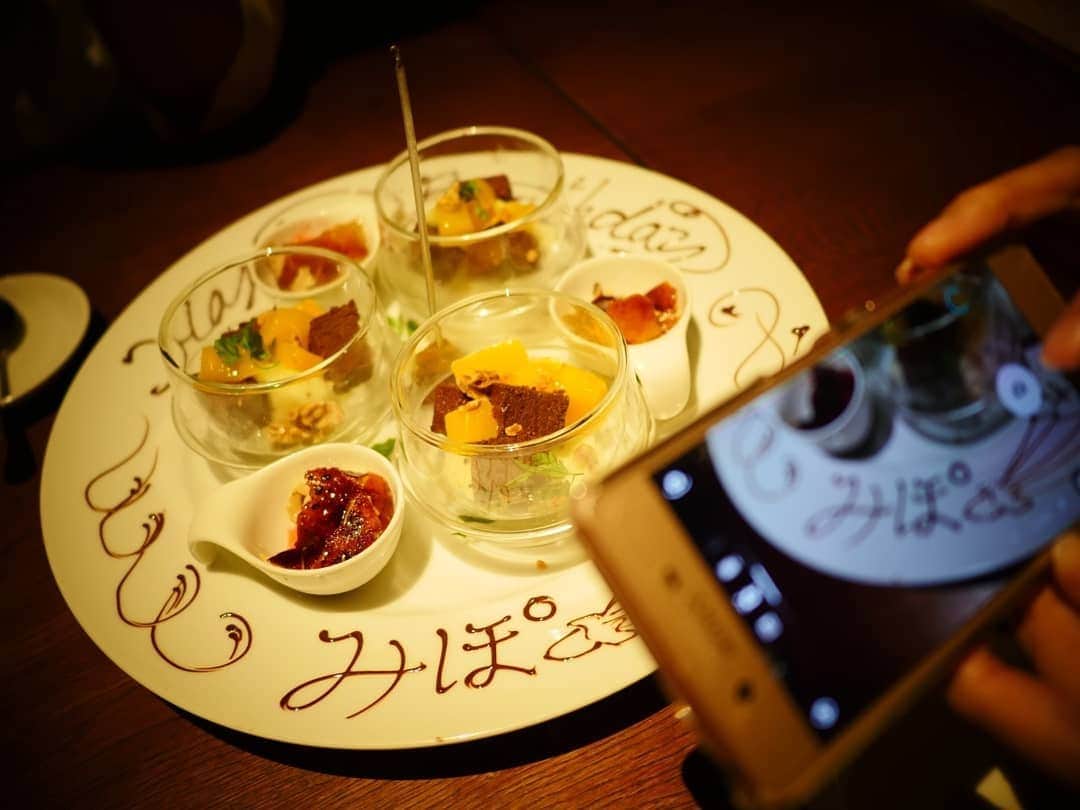 柚月美穂のインスタグラム：「#randompic . . うきちゃんは「みぽ」と呼んでくれる。 . . ねぇさんは「ゆづちゃん」と呼んでくれる。 . . 二人とも これから大きな仕事が動こうとしていたり ロケで日本世界各国飛び回ったり 忙しい中いつも変わらず居てくれて 一緒に居ると幸せがいっぱいになる。 . . いつもありがとうでいっぱいになる。 . . お店の人にプレートの名前「みぽ」にしてくださいって電話してる所を 想像しただけでニッコリしちゃうぜ。☺︎ . . . チーム #やりすぎコージー ♡♡♡♡♡. #📷 #LUMIX #gh4  #leica #15mm」