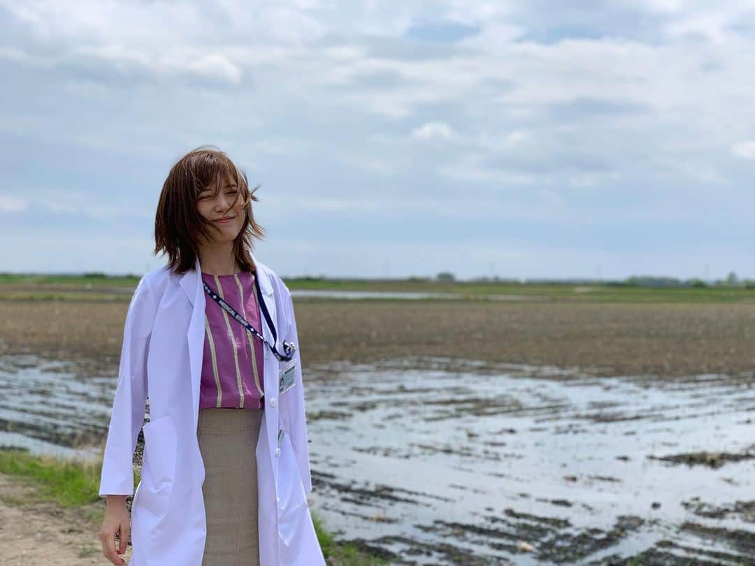 本田翼さんのインスタグラム写真 - (本田翼Instagram)「👩‍🔬 風と顎と杏。 #ラジハ」5月15日 10時10分 - tsubasa_0627official