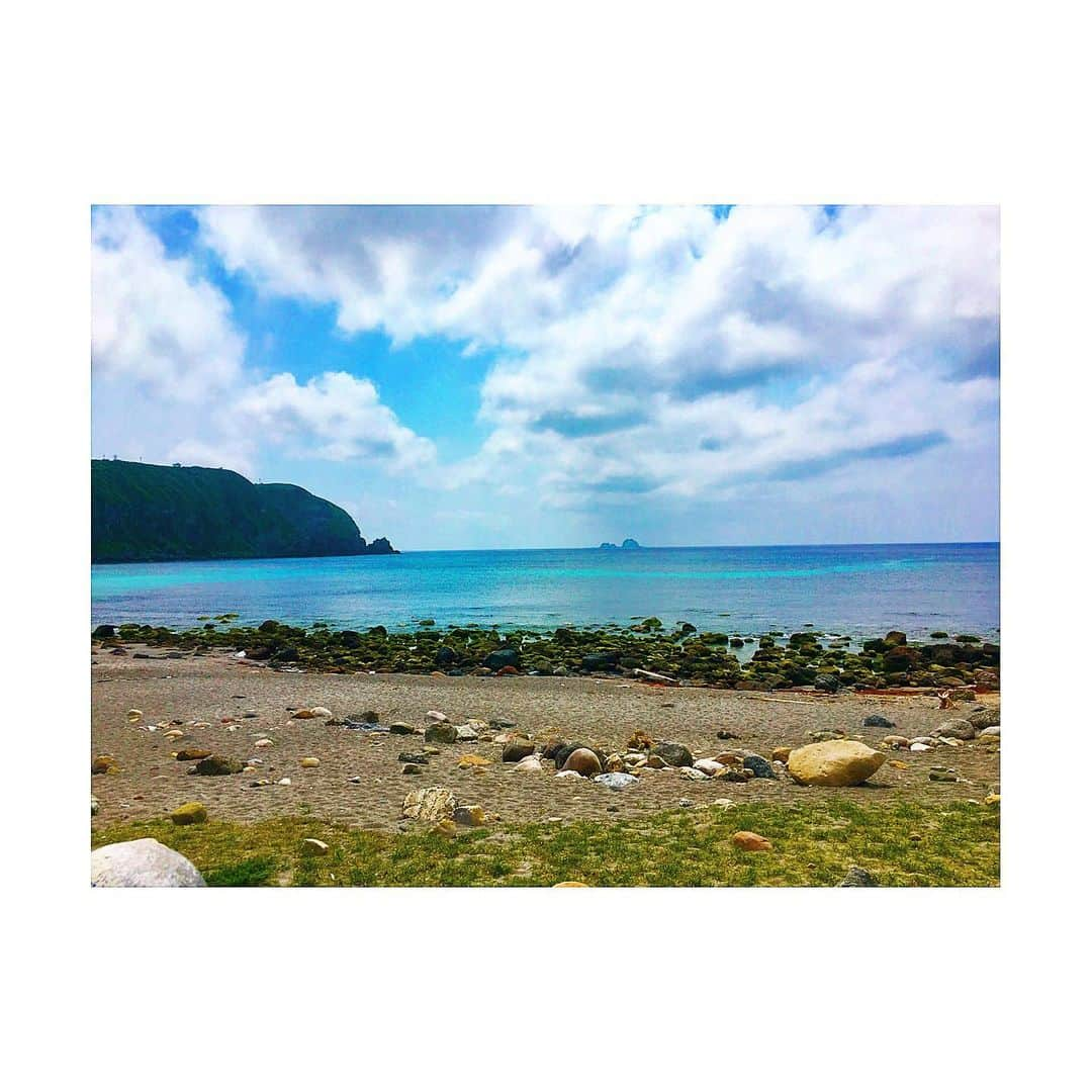 平牧仁さんのインスタグラム写真 - (平牧仁Instagram)「#俺の遅目のGW #神津島  #前浜海岸 #水温はまだ22度らしい #ポケットに入れてた紙幣が飛んだ #友達と死に物狂いで拾った #いい思い出 #☺️」5月15日 10時22分 - jin_hiramaki226