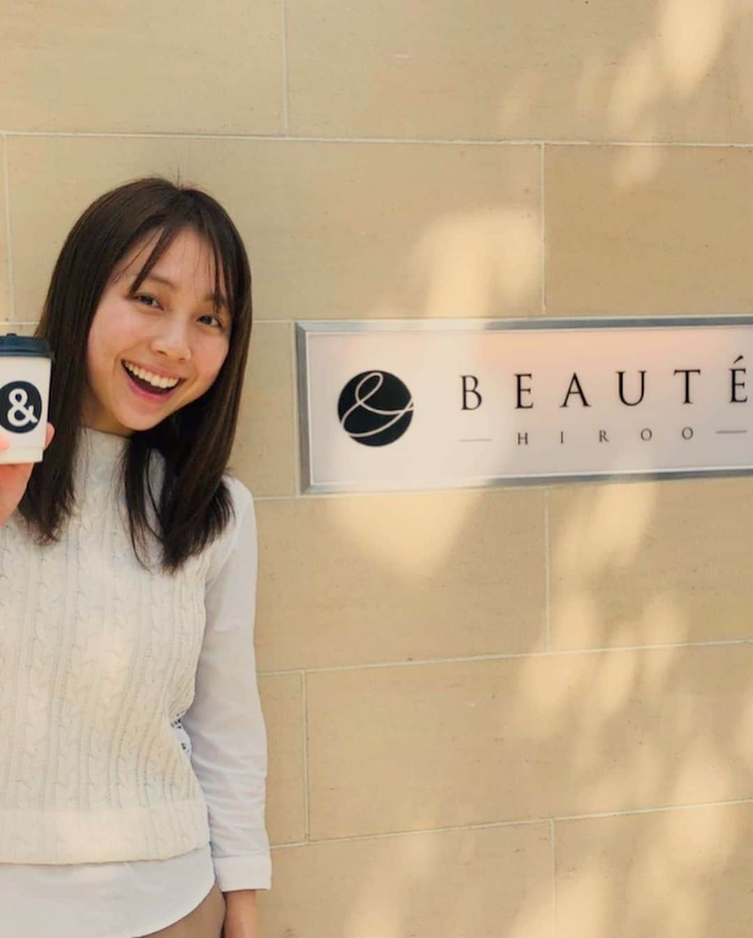 鈴木あきえさんのインスタグラム写真 - (鈴木あきえInstagram)「先日、 広尾にある 『& BEAUTE』さんで 人生初の ハーブピーリングをしてもらってきました😊✨ 終わったあとの お肌のツヤツヤ感が 非常に調子良くて🥰  コースに小顔マッサージもついてるんですが それはそれは 気持ちよすぎてですね…… むくみも解消されて こんな贅沢な時間送って良いものかと ひっさしぶりに 1人の癒し時間を過ごせて リフレッシュできました🥰  今回は 夫が息子をみててくれたんですが、 （←ありがとう🙏🏻😭💗） 完全個室で ペアシートもあるので  パートナーさんと一緒に行けたり お子様も同じお部屋に一緒にいられたりできるみたいです☺️💕 やっぱり リフレッシュできる時間は また日常の活力になりますね💪🏻🥰 . .  アンドボーテ ☎︎0368038360  お肌もいい感じ♡ （髪の毛のボサボサ感は、見て見ぬふりをしてください🤦🏻‍♂️） . . さて 今日も お仕事、育児、頑張ろうっと💪🏻❤️ #andbeaute #LABEAUTE/ #恵比寿 #広尾 #エステ #小顔 #ハーブピーリング」5月15日 10時19分 - akiesuzuki0312