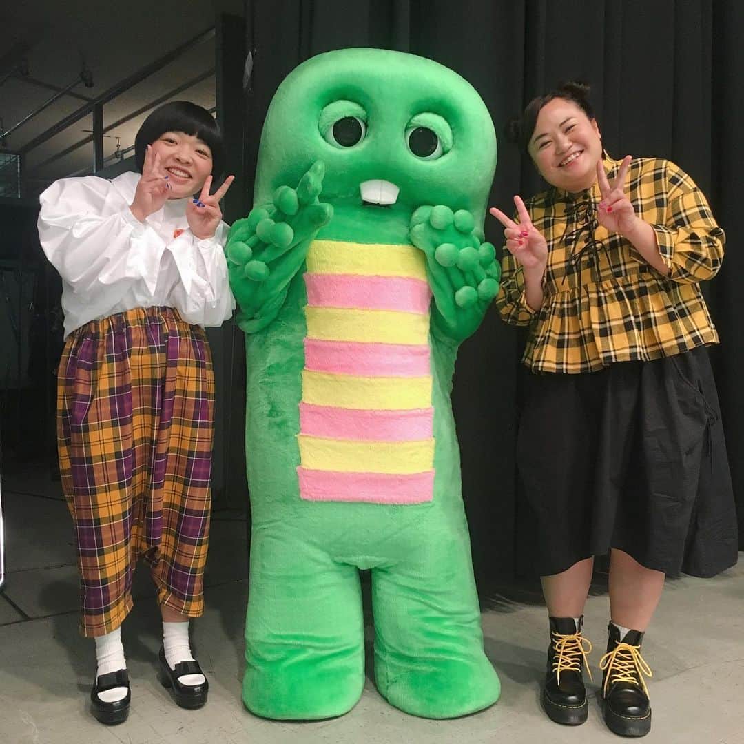 おかずクラブのインスタグラム：「#過去pic  おはよーございます！ スタイリストです！ まーた、しれっとサボってたので、だいぶ前のドッキリGPの衣裳を今更アップします👚👗👠 この日はガチャピンと一緒だったよ💚 テンション上がって一緒に撮ってもらいましたよー📷 衣裳はイエローチェックでリンクコーデ👯 オカリナ⭕️ 白デザインブラウス👉Romantic Standard @romantic_standard このブラウス、襟がめちゃくちゃ可愛いんだよ！ ぜひ4枚目見て👀 オカリナさんの顔もまたいいよねw  チェックパンツ👉monomania (これ万能過ぎてめちゃ活用してるw) その他👉スタイリスト私物  ゆいP⭕️ イエローチェックレースアップシャツ👉merlot @merlotcamp  ブーツ👉Dr Martens @drmartens_japan  シューレースも服に合わせて黄色🐥 その他👉スタイリスト私物 4枚目のオカリナさん、見ればみるほどジワる。。。🤓 #ドッキリGP #ガチャピン #おかずクラブ #okazugram」