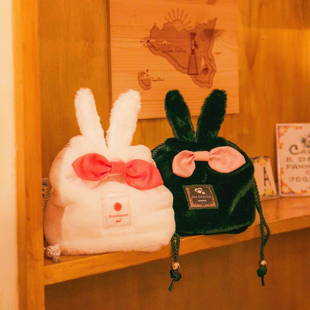 SuperGroupiesさんのインスタグラム写真 - (SuperGroupiesInstagram)「#ツキウタ コラボアイテム🎀🐰💓 ⠀⠀⠀⠀⠀⠀⠀ ファーの色はProcellarumが白、 Six Gravityは黒で2色✌️ ⠀⠀⠀⠀⠀⠀⠀ ⠀⠀⠀⠀⠀⠀⠀ リボン🎀の色は、 メンバーそれぞれのイメージカラーになっています😌  フロントにあしらったオリジナルタグも メンバーによってデザインが違うので、 ぜひチェックしてみてください😘 ⠀⠀⠀⠀⠀⠀⠀ ⠀⠀⠀⠀⠀⠀⠀ ──────────────────────﻿ 🐰Today’s Item🐰 Tsukiuta. The Animation Collaboration Series （左）You Haduki model #pouch / ￥6,500 +tax ⠀⠀⠀ （右）Koi Kisaragi model #pouch / ￥6,500 +tax ※数量限定販売中です。 Only a limited amount available now! ──────────────────────﻿ ⠀⠀ ⠀⠀⠀⠀⠀ ⠀⠀⠀⠀⠀⠀⠀ ⠀⠀⠀⠀⠀⠀⠀ #supergroupies #anime #japaneseanime #スーパーグルーピーズ #アニメ #アニメコラボ #コラボグッズ #ファッションにアニメを #アニメグッズ #如月恋 #tsukiuta #KisaragiKoi #SixGravity #葉月陽 #HadukiYou #Procellarum #うさ耳 #うさぎ #ポーチ #ファーポーチ #ファーアイテム #巾着ポーチ #可愛い #ゆめかわいい #cute #fancy」5月15日 10時20分 - supergroupies