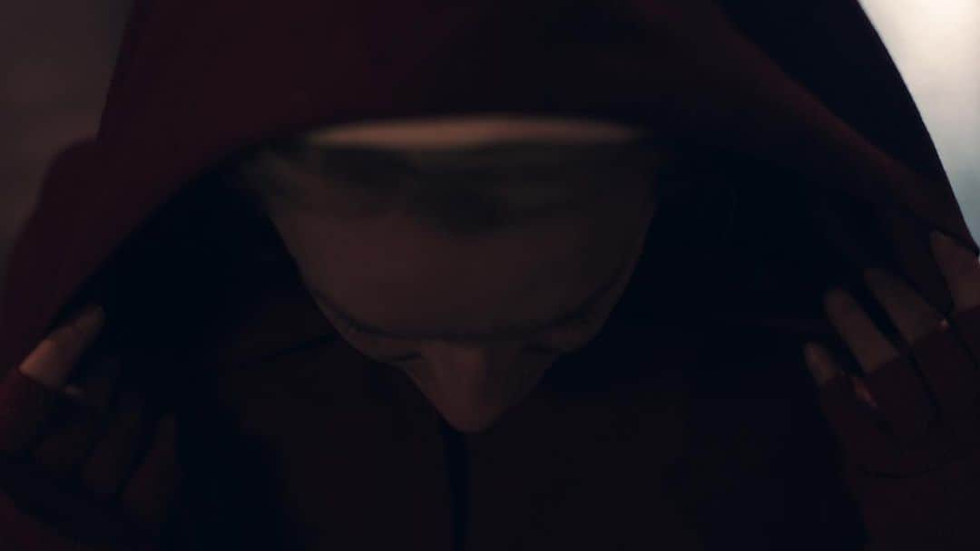 エリザベス・モスさんのインスタグラム写真 - (エリザベス・モスInstagram)「3 more weeks... ⏳#thehandmaidstale 06.05.19」5月15日 10時30分 - elisabethmossofficial