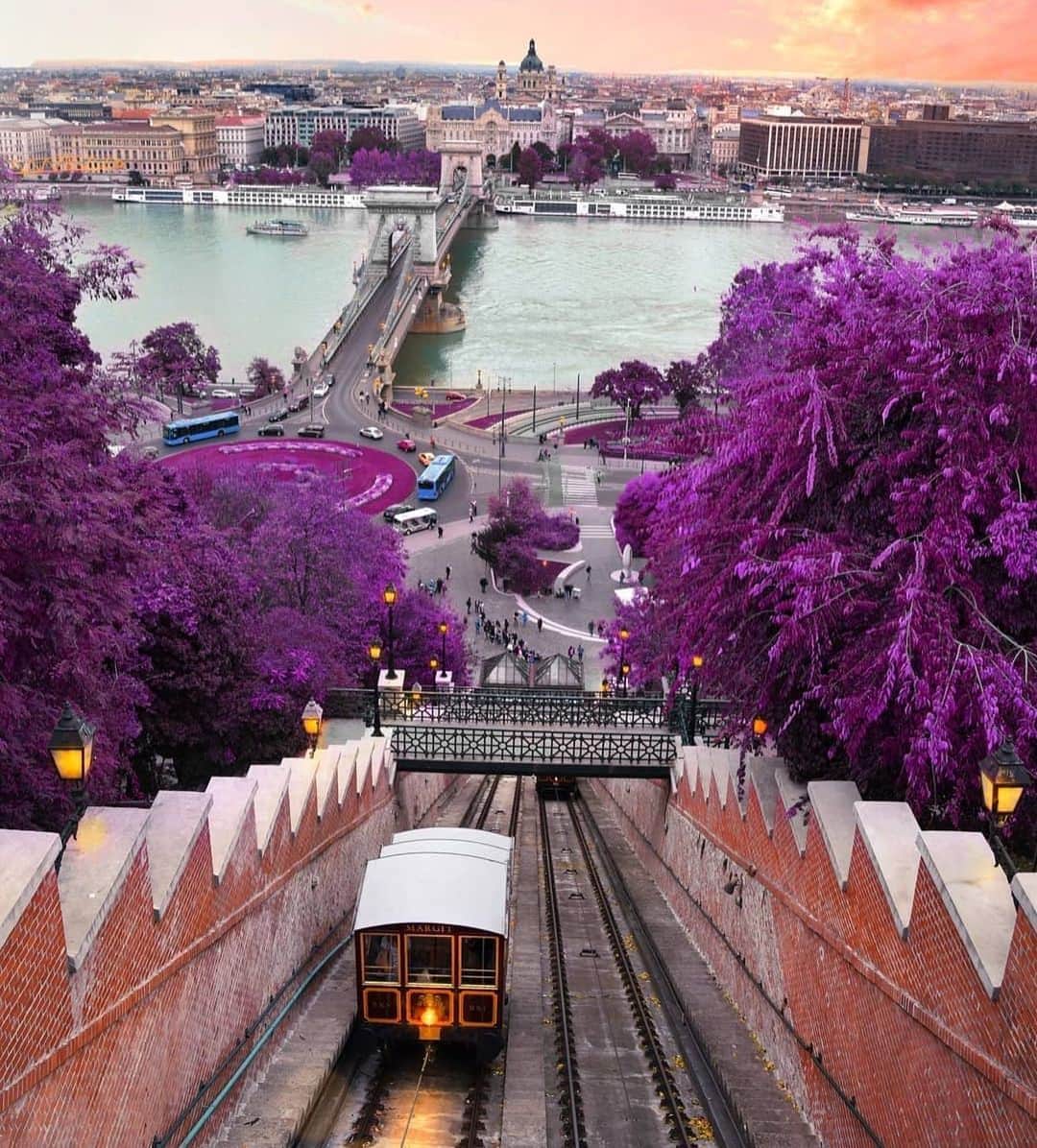 Earth Picsさんのインスタグラム写真 - (Earth PicsInstagram)「Scenic tram rides in Budapest 🇭🇺 Photo by @momentsofgregory」5月15日 10時31分 - earthpix