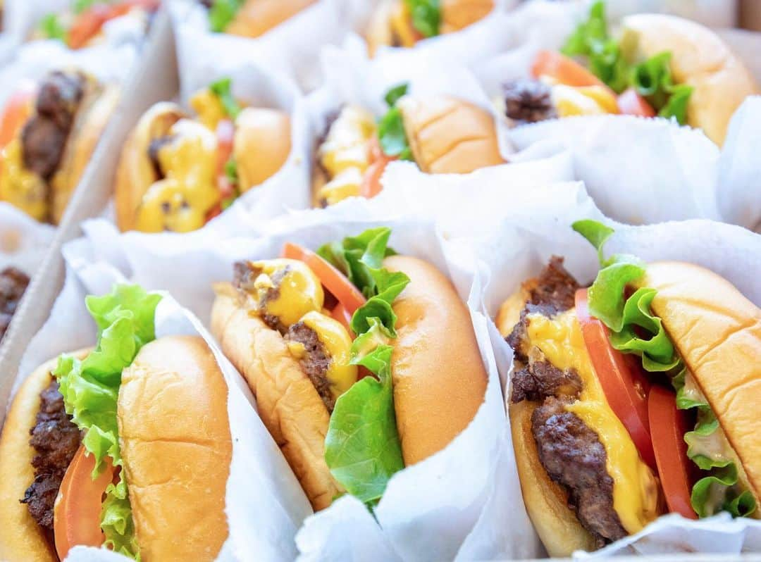 SHAKE SHACKさんのインスタグラム写真 - (SHAKE SHACKInstagram)「The craving is real... 🤤 #shakeshack」5月15日 10時26分 - shakeshack