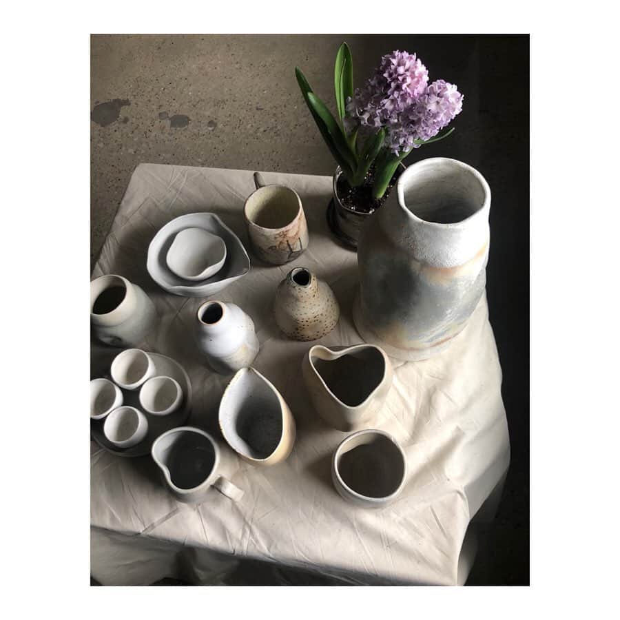 モニカ・ヤガチャクのインスタグラム：「If you know me, expect to see these again on your birthday, wrapped. 😅 #ceramics #pottery #crafttherapy #IactuallyWentToSchoolForThis」