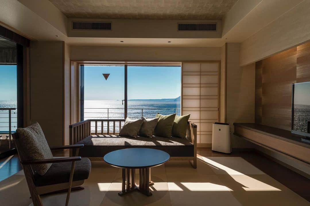 のインスタグラム：「. 東伊豆 稲取温泉の旅館『稲取銀水荘』です。 詳しくはプロフィールURLをご覧ください。 大浴場、露天風呂ともに湯量豊富で開放感は抜群です。 潮風を体いっぱいに感じながら水平線を眺める贅沢さを実感できます。 稲取銀水荘 〒413-0411 静岡県賀茂郡東伊豆町 稲取1624-1 TEL:0557-95-2211（代表） . . #稲取銀水荘#銀水#銀水荘#静岡#静岡県#伊豆#伊豆旅行#伊豆観光#旅行#旅#旅女#旅スタグラム#温泉#温泉旅行#温泉好き#温泉同好会#温泉女子#伊豆元気旅#いいね伊豆#旅のしおり#癒しの空間#癒しの時間#休日#デート#休日デート#和#洋#和風#洋風#和洋」