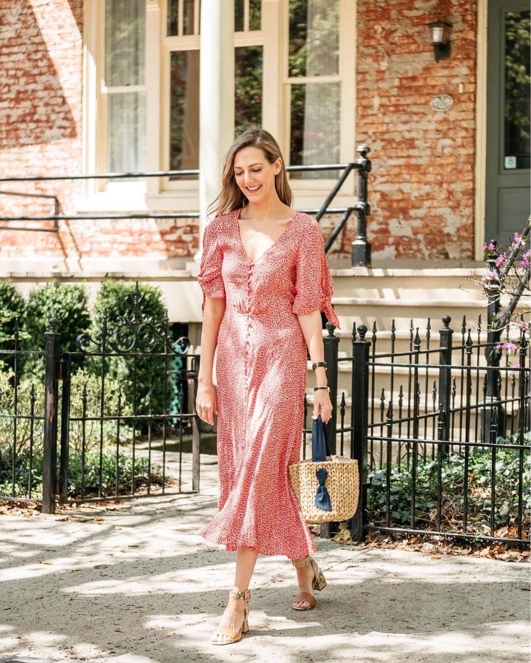 Anna Jane Wisniewskiのインスタグラム：「You might be sick of this dress but I can’t stop wearing this $39 wonder. It’s sold out online but don’t give up hope and check your local @hm OR it’s still available in black here http://liketk.it/2BPbo  Side note: I know @hm is synonymous with fast fashion (which isn’t exactly a positive term since it promotes mass consumerism and has a negative impact on the planet) but have you read their sustainability report (it’s on their website)? They’re taking real strides to promote a more transparent supply chain and use renewable materials in production. I applaud a major retailer like this for taking strides, no matter how big or small, to major change AND open up A conversation that previously wasn’t happening in their space 👏🏻 #notsponsored #justinterested 📸 @ironandhoney」