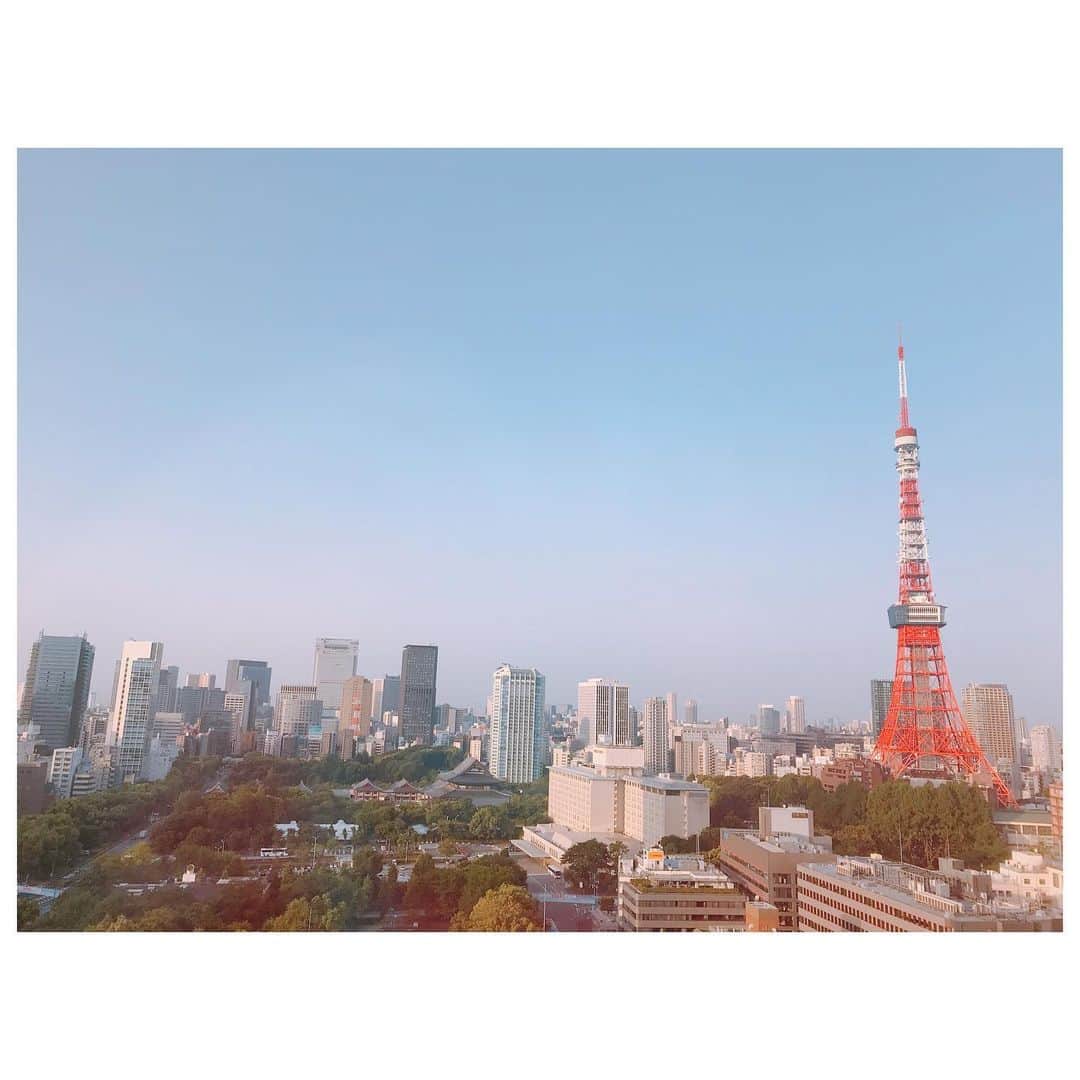 のインスタグラム：「gm☻ ちょうど１年前手術の日の朝にみた景色。 やったら天気が良くて景色も良くてちょっとイラっとした事を凄く覚えている。笑 １年って本当にあっという間。 あの病気をきっかけに今まで気にしなかった体の事に目を向けるようになり、逆に気にしすぎてしまう事には"ま、いっかw"って考えすぎないようになったかな。 病気とは無縁でいられる事が1番良いけれど、病気になる事で気づける事があってそれはそれで良かったなって今は思います。 健康でいられることは奇跡。 それを忘れずに。 今日も1日を大事に過ごそう。」