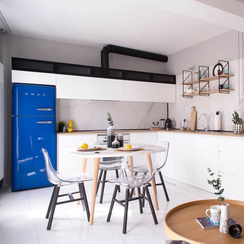 Design Milkさんのインスタグラム写真 - (Design MilkInstagram)「This #apartment designed by @atg_design may be small and compact but it feels larger than it actually is. See why on designmilk.com!」5月15日 10時49分 - designmilk