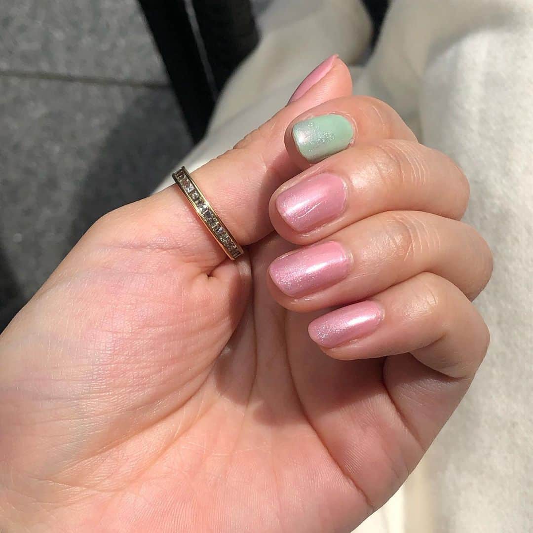 azのインスタグラム：「ソールドアウトしてたTHREEのX13買えた🧡1枚目はX24とX15二度塗り、3枚目はX13を一度塗りで重ねてみた💅 ボトルで見ると紫っぽいけど、重ねるとシャボン玉の表面みたいに自然なオーロラに輝くの、良すぎて🛁 ・ ・ ネイルをなぜ塗るか、というのは何度か書いたのでまた忘れた頃に書くけれど、口元に手を添える癖があるから、というのが１つ追加された。 自分ではそんなつもりないものの、ぶりっ子的仕草をしてしまう時があるんですよ、本当にそんなつもりはないのですけど。 ・ なぜそういう（ある種デフォルメされた）仕草がインプットされてるのかというと、まぁひとえにファンタジーorフィクションの子という若干痛い冠がつくわけですけど、「癖なので直すことでもないか、いっかぁ」という感じで多分この先ずっともぶりっ子かもしれない。ゆるして ・ 箱も可愛いから捨てずにとっておいちゃう。私の可愛い指先に気づいてくれる人、大切にしちゃうぞ。 ・ ・ #threecosmetics #threenail #threenails #nailsofinstagram #nail #セルフネイル #ラブ #愛」