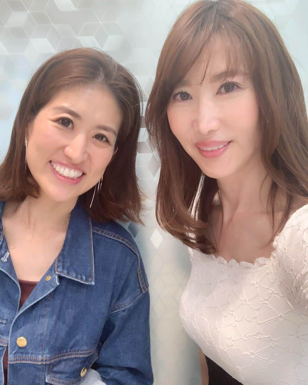 渋谷恭子さんのインスタグラム写真 - (渋谷恭子Instagram)「今、フリーランスPRの了子さんと偶然ばったり遭遇😊 ・ ・ 電車の中で座ってたら、目の前に了子さんが‼️‼️‼️ お会いするなんて思ってもいなかったから、ビックリしたー😳 せっかくなので、一緒に撮っていただきました❤️ ・ ・ 話題は塾選び＆高校受験の話。 私の経験が少しでも参考になったら嬉しい😊💕 ・ ・ #偶然 #偶然ばったり #偶然ばったり遭遇 #思いがけない再会 #まさかの遭遇 #びっくり #会えて嬉しい #インスタグラマー #アラフォー #アラフィフ」5月15日 10時42分 - kyoko.86