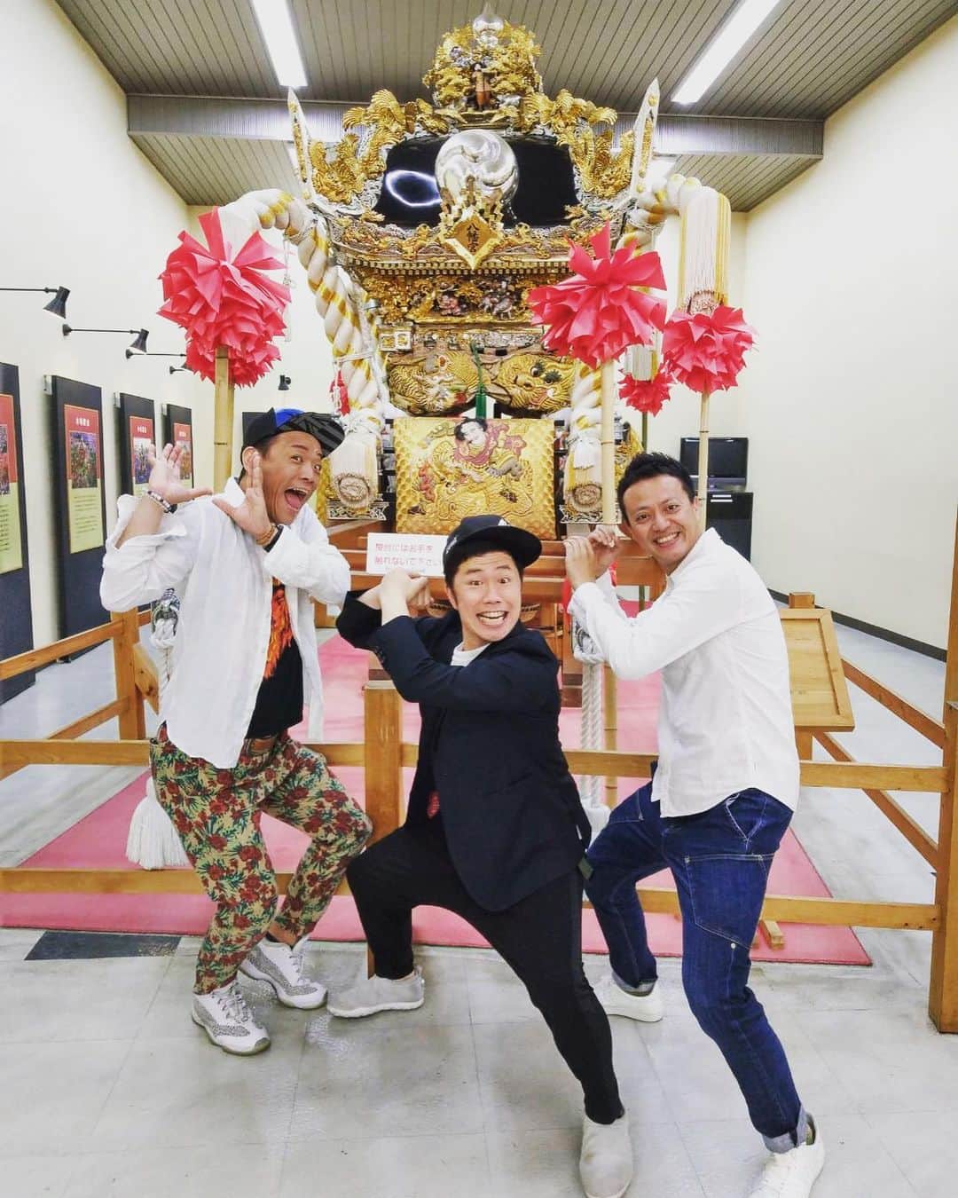 佐藤太一郎さんのインスタグラム写真 - (佐藤太一郎Instagram)「昨日は姫路で新喜劇でした！ 神輿見て、吉田さんが異様にテンション上がってました。 よーいやさー！  #吉本新喜劇」5月15日 10時55分 - satotaichiro_shinkigeki