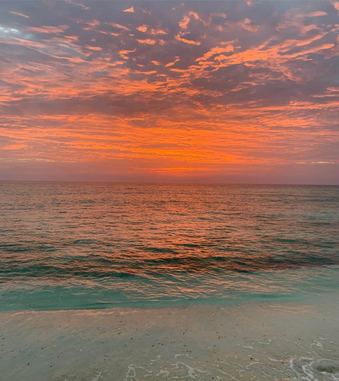 クリスティ・ブリンクリーさんのインスタグラム写真 - (クリスティ・ブリンクリーInstagram)「Swipe for Surreal Sunset Selfies and landscapes and a reminder that @fosseverdonfx is about to air and it’s about @chicagomusical  #luckyhousepc 🧡💜💙💛💕」5月15日 10時55分 - christiebrinkley