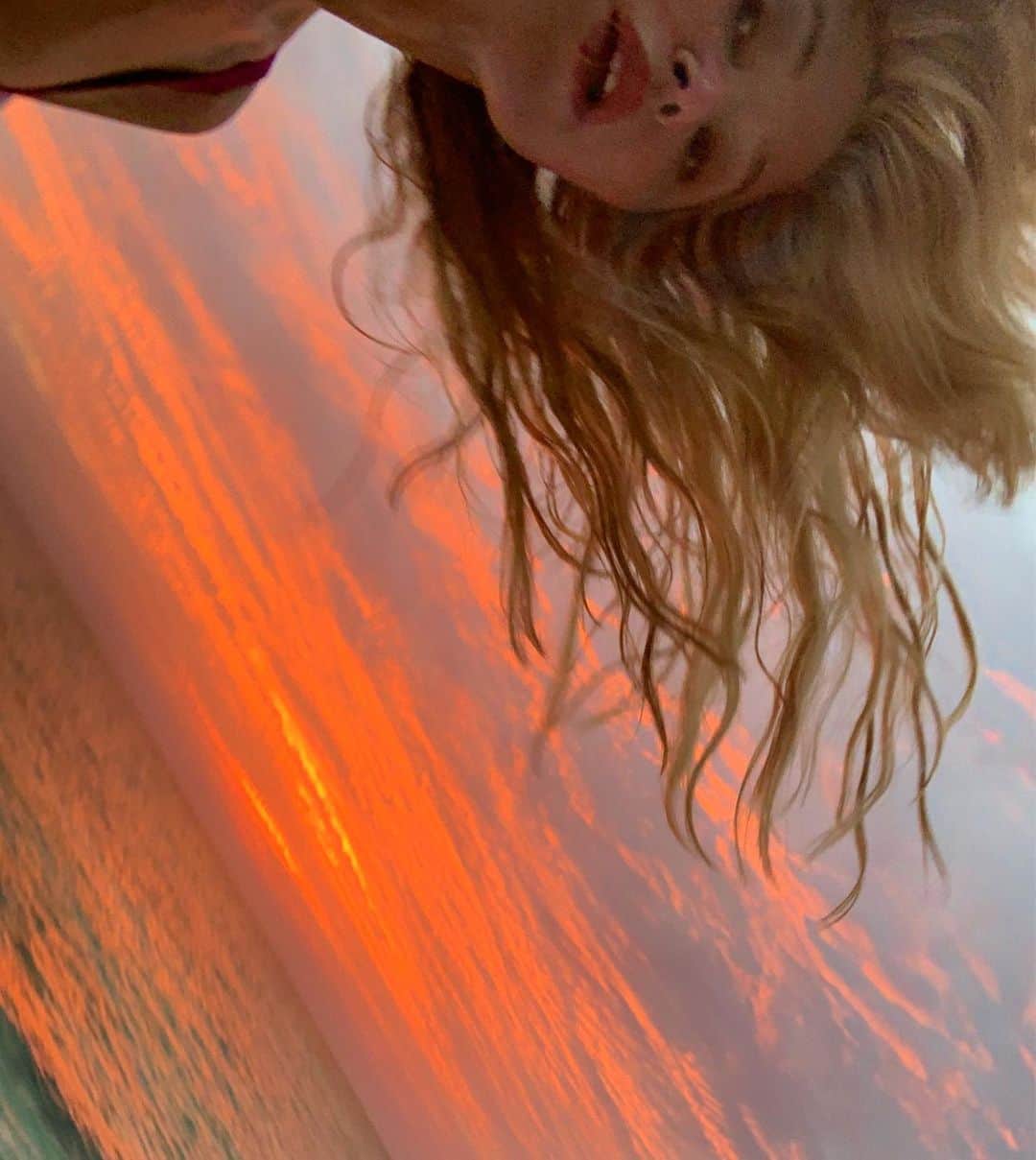 クリスティ・ブリンクリーさんのインスタグラム写真 - (クリスティ・ブリンクリーInstagram)「Swipe for Surreal Sunset Selfies and landscapes and a reminder that @fosseverdonfx is about to air and it’s about @chicagomusical  #luckyhousepc 🧡💜💙💛💕」5月15日 10時55分 - christiebrinkley