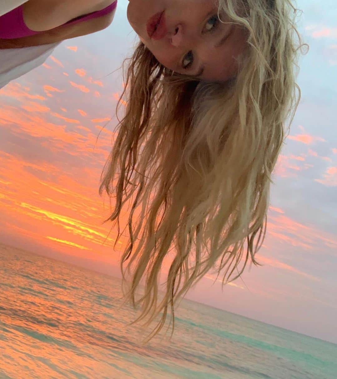 クリスティ・ブリンクリーさんのインスタグラム写真 - (クリスティ・ブリンクリーInstagram)「Swipe for Surreal Sunset Selfies and landscapes and a reminder that @fosseverdonfx is about to air and it’s about @chicagomusical  #luckyhousepc 🧡💜💙💛💕」5月15日 10時55分 - christiebrinkley