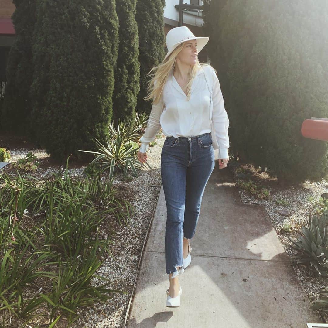 Chrissy Blairのインスタグラム：「Learned so much today from some amazing companies I really admire like @goop ,  @moonjuice and @truebotanicals at the imperial capital summit. Can’t believe it’s been a little over 2 years now that my life shifted from modeling full time to co-running a company! The lifestyle changes it’s brought and the amount of time I spend on my emails now is definitely a major change compared to running to castings all day and constantly planning photo shoots. Not to mention, the different kind of clothes I get to wear now 👩🏼‍💼」