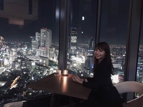 永田レイナさんのインスタグラム写真 - (永田レイナInstagram)「至福の一杯。 先日、【名古屋プリンスホテル スカイタワー】に 取材でお邪魔してきました！ 一応“取材”という名目ではあるものの、 こんなに贅沢な時間を 過ごさせていただけるなんて… . 「空の浮きふね」をコンセプトにしたこのホテル。 階層ごとのコンセプトも違い、 その中で客室は「キャビン」を イメージしているそうです。 今回私は「デラックスコーナーキングルーム」に 宿泊させていただいたのですが、 お部屋に入った瞬間、 大きな窓から見える 名古屋の夜景に感動しました。 スタッフと「こんな素敵なところに泊まったら、 名古屋がより好きになるね！」 と話したほど。笑 . 〈Sky Dining天空〉では 地中海ブッフェをいただきました。 こちらも素晴らしい景色とお料理を楽しめる 最高の空間。 ジェラートがとにかく美味しくて、 何度もおかわりしてしまいました… . 名古屋にいながら、 こうして特別な気分を味わえる場所があるのは とても嬉しい！ 今回の取材の模様は後日 「BRUNCH STYLE」でも ご紹介しますのでお楽しみに！ . . #名古屋プリンスホテル #名古屋プリンスホテルスカイタワー #スカイダイニング天空 #skydining天空 #nagoyaprincehotelskytower #nagoya #hotel #restaurant #view」5月15日 22時00分 - reina_nagata