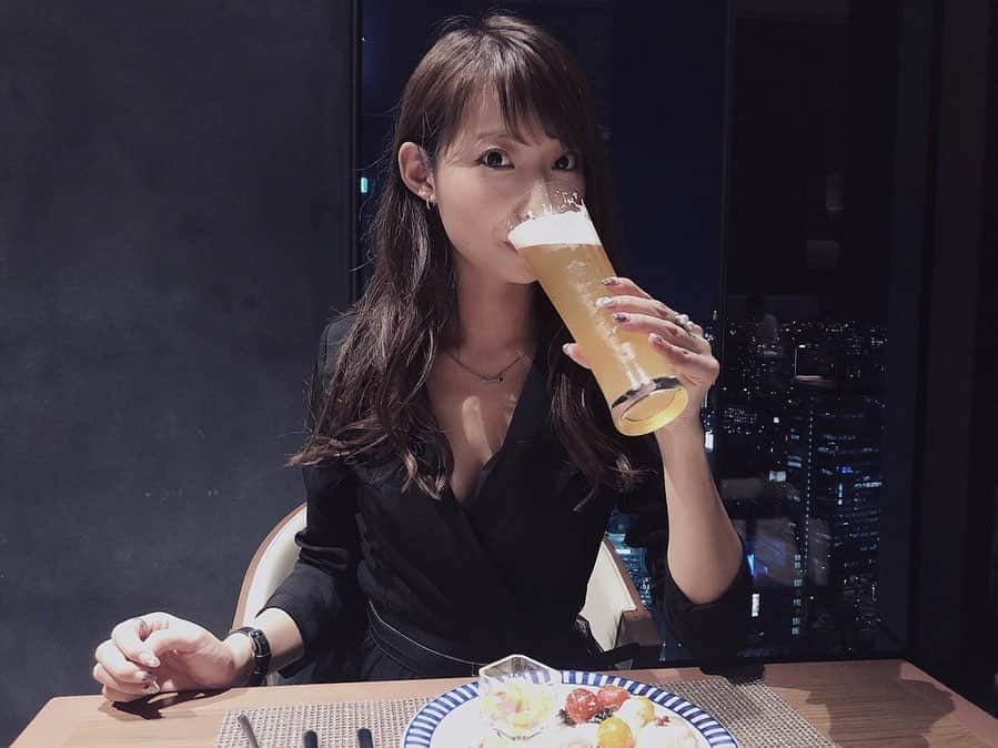 永田レイナさんのインスタグラム写真 - (永田レイナInstagram)「至福の一杯。 先日、【名古屋プリンスホテル スカイタワー】に 取材でお邪魔してきました！ 一応“取材”という名目ではあるものの、 こんなに贅沢な時間を 過ごさせていただけるなんて… . 「空の浮きふね」をコンセプトにしたこのホテル。 階層ごとのコンセプトも違い、 その中で客室は「キャビン」を イメージしているそうです。 今回私は「デラックスコーナーキングルーム」に 宿泊させていただいたのですが、 お部屋に入った瞬間、 大きな窓から見える 名古屋の夜景に感動しました。 スタッフと「こんな素敵なところに泊まったら、 名古屋がより好きになるね！」 と話したほど。笑 . 〈Sky Dining天空〉では 地中海ブッフェをいただきました。 こちらも素晴らしい景色とお料理を楽しめる 最高の空間。 ジェラートがとにかく美味しくて、 何度もおかわりしてしまいました… . 名古屋にいながら、 こうして特別な気分を味わえる場所があるのは とても嬉しい！ 今回の取材の模様は後日 「BRUNCH STYLE」でも ご紹介しますのでお楽しみに！ . . #名古屋プリンスホテル #名古屋プリンスホテルスカイタワー #スカイダイニング天空 #skydining天空 #nagoyaprincehotelskytower #nagoya #hotel #restaurant #view」5月15日 22時00分 - reina_nagata