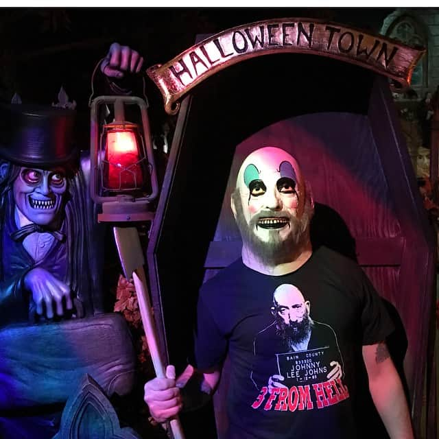 ロブ・ゾンビさんのインスタグラム写真 - (ロブ・ゾンビInstagram)「Brand new THREE FROM HELL shirts available now at HALLOWEENTOWN! Drop by the store or go to www.halloweentownstore.com now! #robzombie #sherimoonzombie #billmoseley #sidhaig #threefromhell #freethethree #thedevilsrejects #houseof1000corpses」5月15日 22時03分 - robzombieofficial