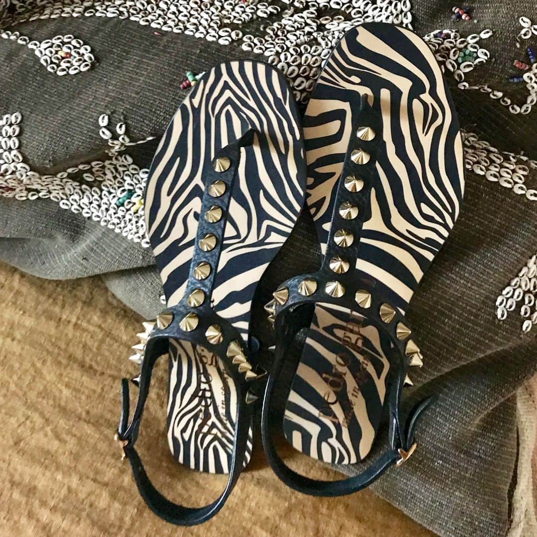 ペドロガルシアさんのインスタグラム写真 - (ペドロガルシアInstagram)「Re-invigorate your looks in high definition. Style: Edolie/ 'spiky' thong sandal in black vacchetta. #pedrogarciashoes #madeinspain」5月15日 22時01分 - pedrogarciashoes