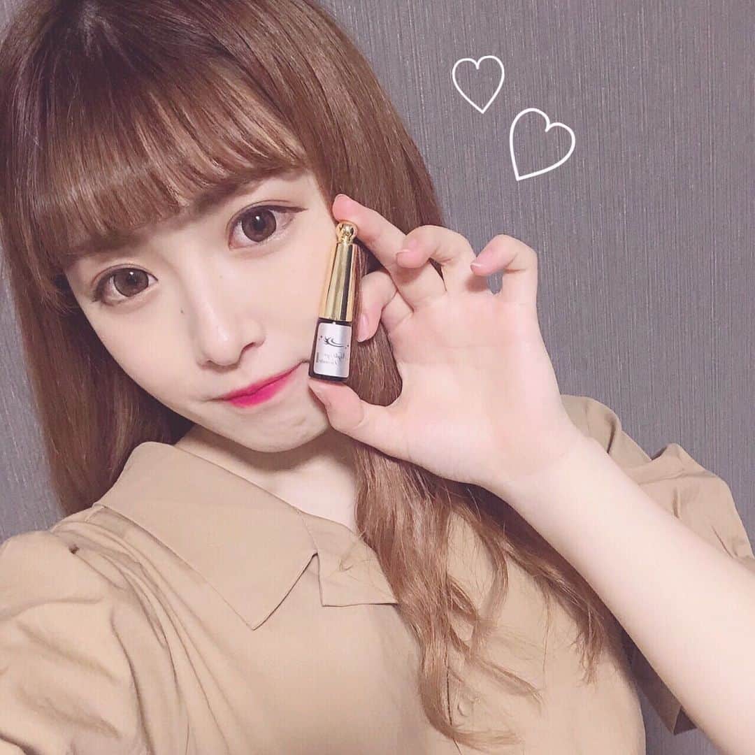 青木菜花のインスタグラム：「.﻿ .﻿ ずっと気になっていたナイトアイボーテ❤﻿ ﻿ 最近寝不足で二重幅が安定しなくて悩んでたんだよね😢﻿ 二重幅が狭くなった時はメイクが盛れなかったりするから﻿ 3週間前くらいにゲットして毎晩使ってるよ！😍﻿ ﻿ 2枚目はビフォーアフターの写真！﻿ 使い続けたらちゃんと広がったの！😳﻿ 一重から二重にするだけじゃなくて、私と同じ元々二重の子でも﻿ 二重幅を広げるために使えるから、みんなにおすすめ！！﻿ ﻿ 実際使ってみると顔の印象が変わってきたのがわかるから﻿ 改めて二重って大事だなって思った😂﻿ ﻿ 使い続けるほど二重のクセが付いてきてる実感があるし﻿ 肌に優しくてまぶたも荒れてないから理想の二重幅になるまで頑張る💗﻿ ﻿ ちょうどキャンペーン中で安く購入できるみたい🎀﻿ ﻿ @nighteyebeaute﻿ .﻿ .﻿ #ナイトアイボーテ #二重 #ふたえ #一重から二重 #二重メイク #夜用 #クセ付け液 #夜用 #おすすめ #映え #ビフォーアフター #ナチュラルメイク #可愛いは作れる #instagood #instalike #l4l」