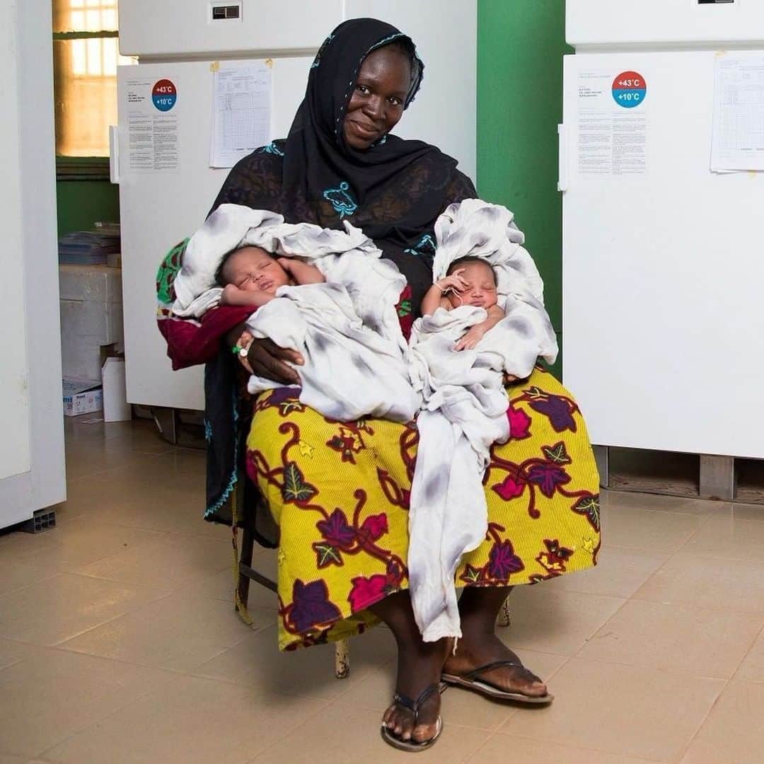 unicefさんのインスタグラム写真 - (unicefInstagram)「Fatoumata made sure her twin girls Foune and Wassa were vaccinated against polio the day they were born in Mali. She says immunizations help keep her children healthy: "All five of them, they never get sick." #VaccinesWork © UNICEF/UN0188871/Njiokiktjien VII Photo」5月15日 21時55分 - unicef