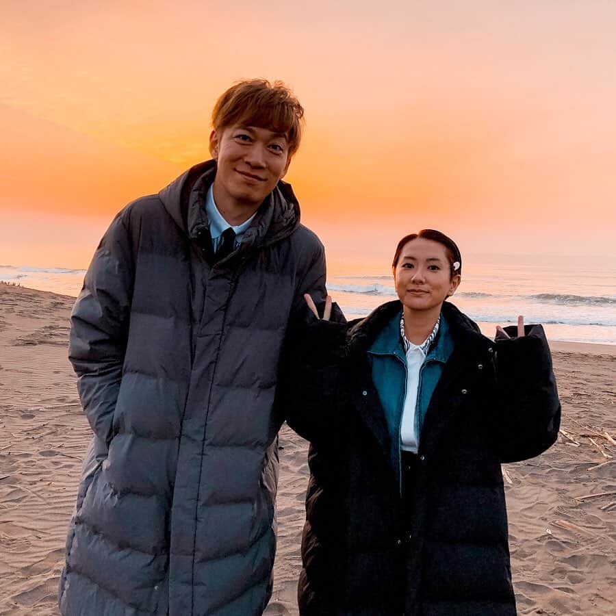 DJ U-ICHIのインスタグラム：「いつかのいつか。 #sunrise  #may #orange . . . ①親子 ②先生と生徒 ③アーティスト同士 どの設定なのか。。 答えは、#discotheque で！」
