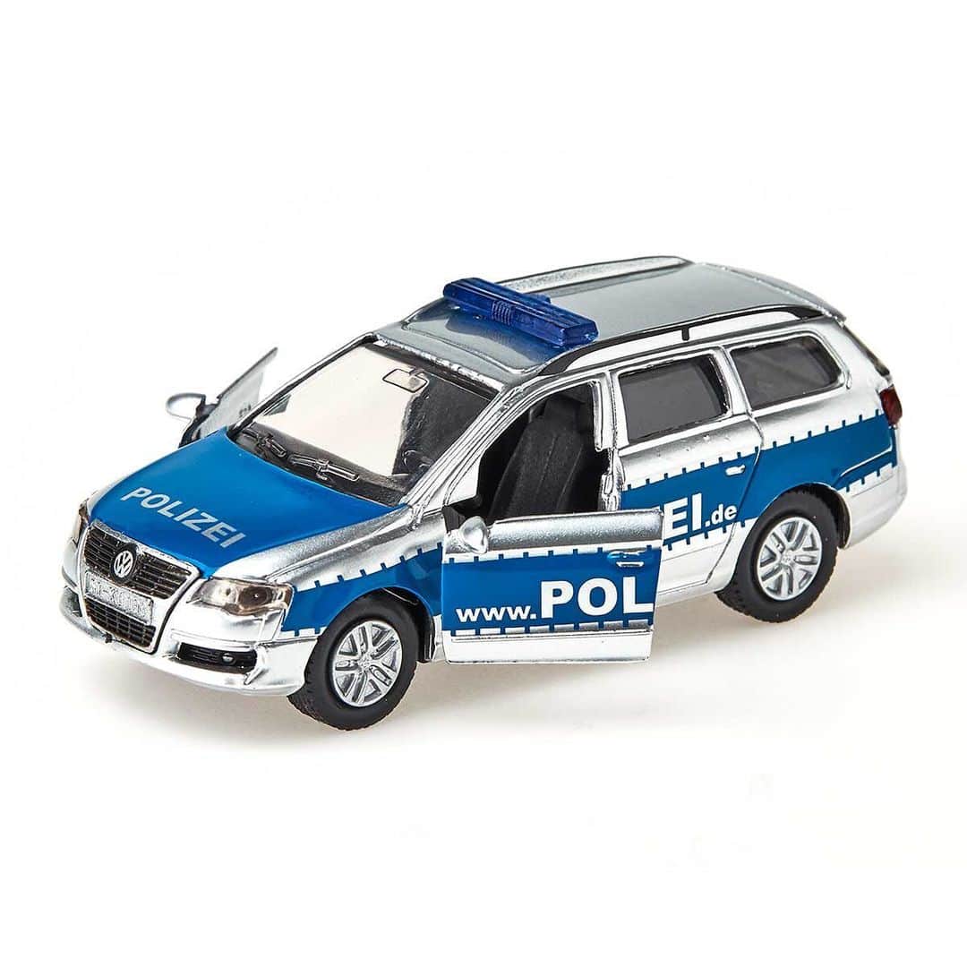 ボーネルンドさんのインスタグラム写真 - (ボーネルンドInstagram)「<世界の文化を知る> 〜世界のはたらく車たち〜 ・ ヨーロッパでは、消防車は日本と同じ赤色ですが、パトカーの色がちがうのを知っていますか？ ・ ドイツ語でPOLIZEI（ポリツァイ）は警察のこと。世界の名車ブランドの青いパトカーが街で活躍しています。 ・ ・ #1日1siku New ポルシェ ハイウェイパトロール ￥680＋税 3歳頃～ ほか ・ ・ - - - - - - - ★ ミニチュア・カーのヨーロッパ トップブランドsiku（ジク）の特集をWebで公開しています。 ・ → くわしくは、プロフィールリンクからどうぞ @bornelund ・ ・ #世界でミニチュアカーといえばsiku #ジク #憧れを手のひらに #ミニチュアカーのヨーロッパトップブランド #ドイツ #ミニチュアカー #アクティブラーニング #ミニカー #パトカー #ヘリコプター #スポーツカー #車好き #車 #コレクション #警察車両 #新商品 #ボーネルンド #bornelund #børnelund #あそびのせかい #キドキド #プレイヴィル #トットガーデン #ボーネルンド本店 #ポルシェ #田中達也 #ミニチュアライフ展 #東京おもちゃショー2019 に登場！ #siku」5月15日 20時34分 - bornelund