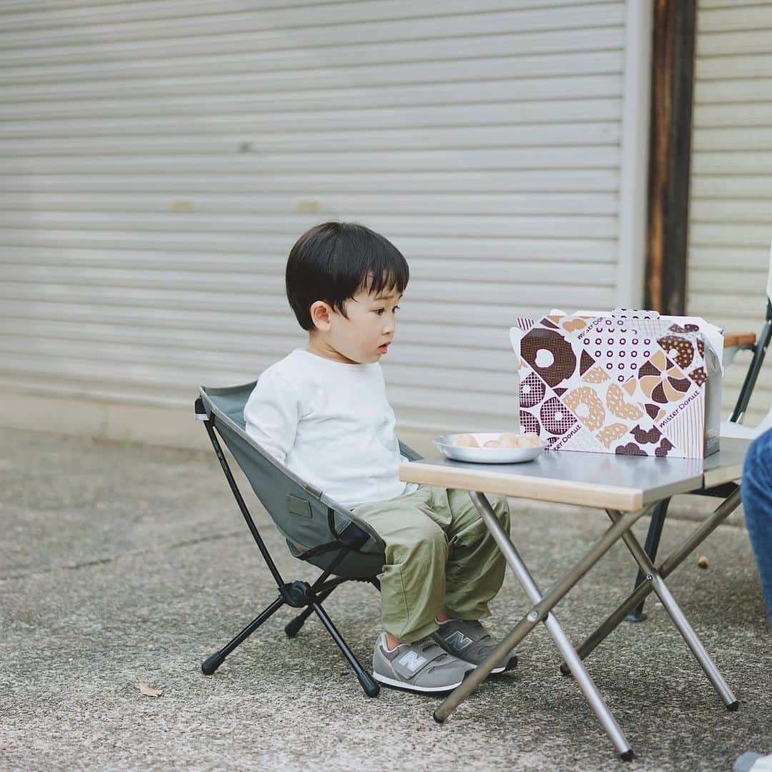 Takafumi Gotoのインスタグラム：「季之介用に買ったHelinoxタクティカルチェアミニ。ちょうどいい感じだった。」