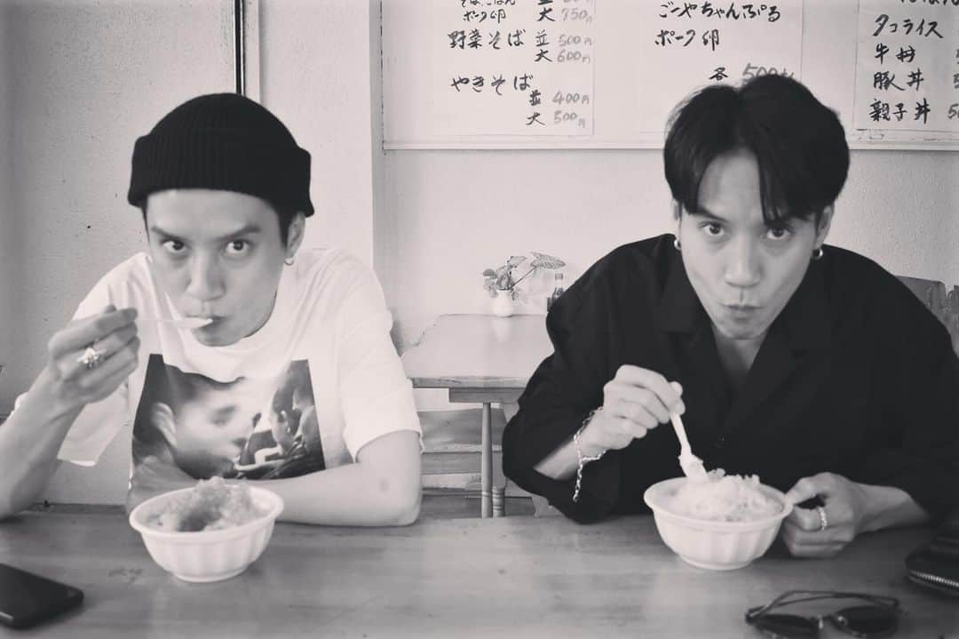 高木万平・心平さんのインスタグラム写真 - (高木万平・心平Instagram)「沖縄はもう夏です🍧  #twins #双子 #万平 #心平 #沖縄 #いちごみるくぜんざい」5月15日 20時28分 - man_shin_takagi