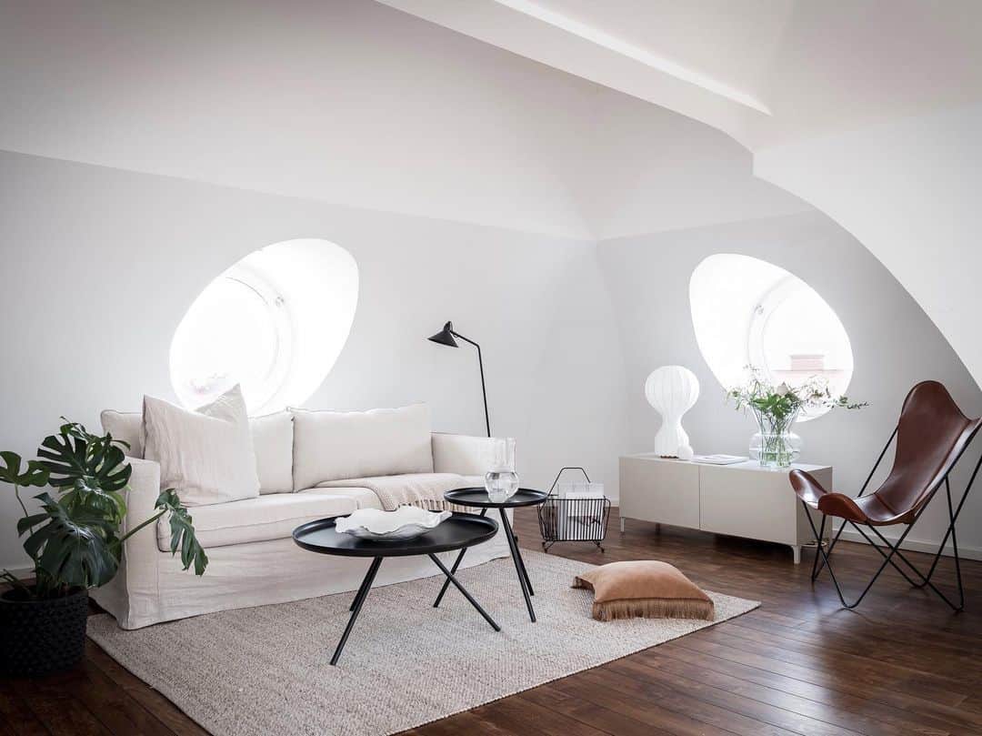 Bjurforsさんのインスタグラム写真 - (BjurforsInstagram)「En takterrassvåning präglad av tidlös design och djärv arkitektur. Viktoriagatan 15C har även fantastisk utsikt över Vasaparkens takåsar. • Fotograf: @fotografalencordic • Stylist: @bon.interior  #bjurfors_goteborg #bjurfors #mäklarecharlottalenhammar #apartment #interiordesign #takterrasse #interior #arkitektur」5月15日 20時28分 - bjurforsgoteborgcity