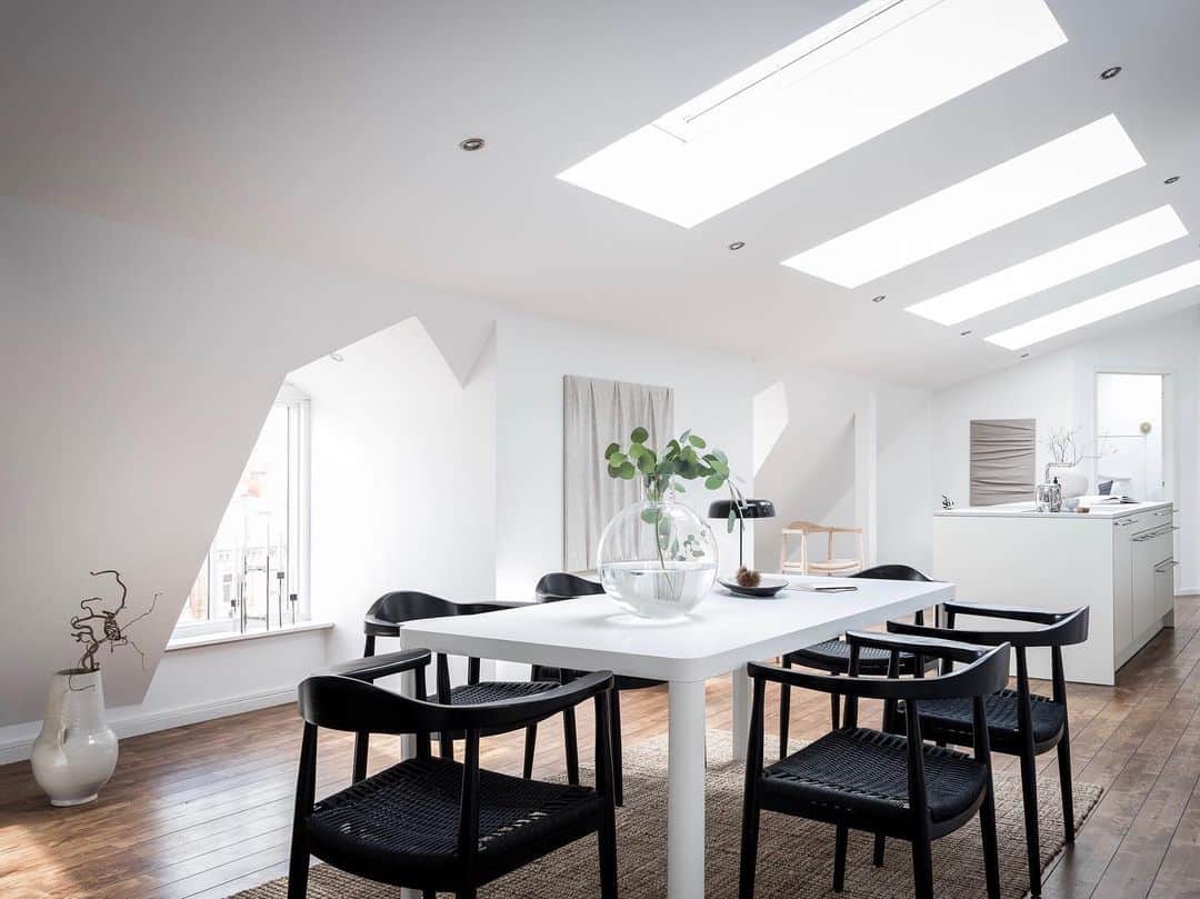 Bjurforsさんのインスタグラム写真 - (BjurforsInstagram)「En takterrassvåning präglad av tidlös design och djärv arkitektur. Viktoriagatan 15C har även fantastisk utsikt över Vasaparkens takåsar. • Fotograf: @fotografalencordic • Stylist: @bon.interior  #bjurfors_goteborg #bjurfors #mäklarecharlottalenhammar #apartment #interiordesign #takterrasse #interior #arkitektur」5月15日 20時28分 - bjurforsgoteborgcity
