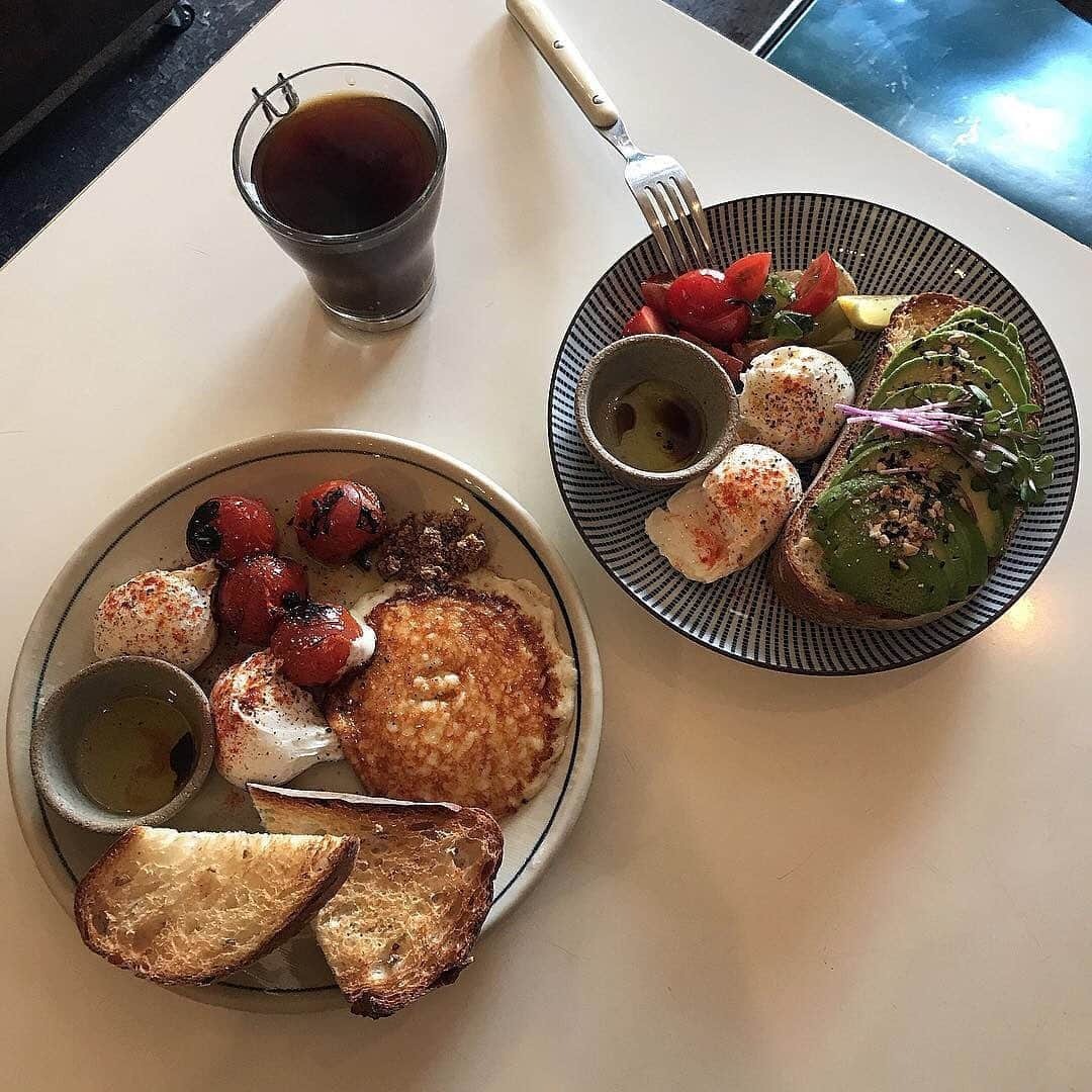 isutaさんのインスタグラム写真 - (isutaInstagram)「. 中目黒にあるカフェ「Tractor_morning」をご紹介♡ . モーニングから軽食、バーまで楽しめるお店なんです♩ . アボカドがたっぷりのったトーストや、オムレツなどの朝食メニューがインスタで人気のようです。 . またトッピングを選んで自分好みのプレートが作れちゃうんだそう…！ . 美味しい朝ごはんで、1日がハッピーに過ごせそうですよね！ . ぜひ遊びに行ってみてください♩ __________ tractor morning（トラクター モーニング） open：8:00～16:00（モーニング営業）、18:00～翌2:00（バー営業） close：月曜日（バーは日曜定休） access：東京都目黒区中目黒1-3-5 プリンスコーポ 1F __________ photo by @annzudesyou @mk_sr00 . #isuta #isutapic #isutacafe #イスタ #tractormorning #中目黒カフェ」5月15日 20時29分 - isuta_jp