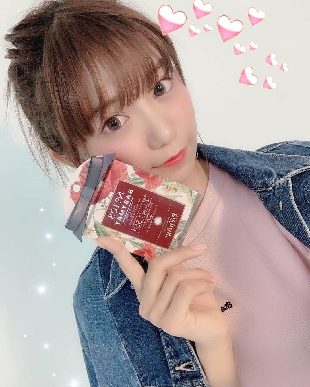 星名美怜さんのインスタグラム写真 - (星名美怜Instagram)「♥♥♥﻿ ㅤㅤㅤ .﻿ ㅤㅤㅤ SHO-BIさんから出ている﻿ ㅤㅤㅤ #ピエナージュ　UV＆MOIST﻿ ㅤㅤㅤ というカラコンの撮影でモデルをさせていただいてます🐇❤️﻿ ㅤㅤㅤ ﻿ ㅤㅤㅤ 私がつけたのはNO.103 #BABYMAY ☺︎☺︎﻿ ㅤㅤㅤ ﻿ ㅤㅤㅤ レンズに潤い感もあって、付け心地も🙆‍♀️﻿ ㅤㅤㅤ ﻿ ㅤㅤㅤ 色はピンク系で可愛らしいけど 深みのあるブラウンで自然に大人可愛くなれるよ💗✨﻿ ﻿ ㅤㅤㅤ . ㅤㅤㅤ 今後色々なバリエーションの﻿ わたしの写真が投稿されると思うので、﻿ ㅤㅤㅤ @cosmecontact_official  をフォローして、﻿ ㅤㅤㅤ わたしの写真にいいね！してくれたら嬉しいなっ✌︎ ㅤㅤㅤ . ㅤㅤㅤ #mireinsta ㅤㅤㅤ ㅤㅤㅤ #コスメコンタクト ㅤㅤㅤ #ピエナージュ #ピエナージュピエナージュ #ピエナージュuvandmoist #ベイビーメイ #ナチュラルカラコン」5月15日 20時29分 - hoshina_mirei_official